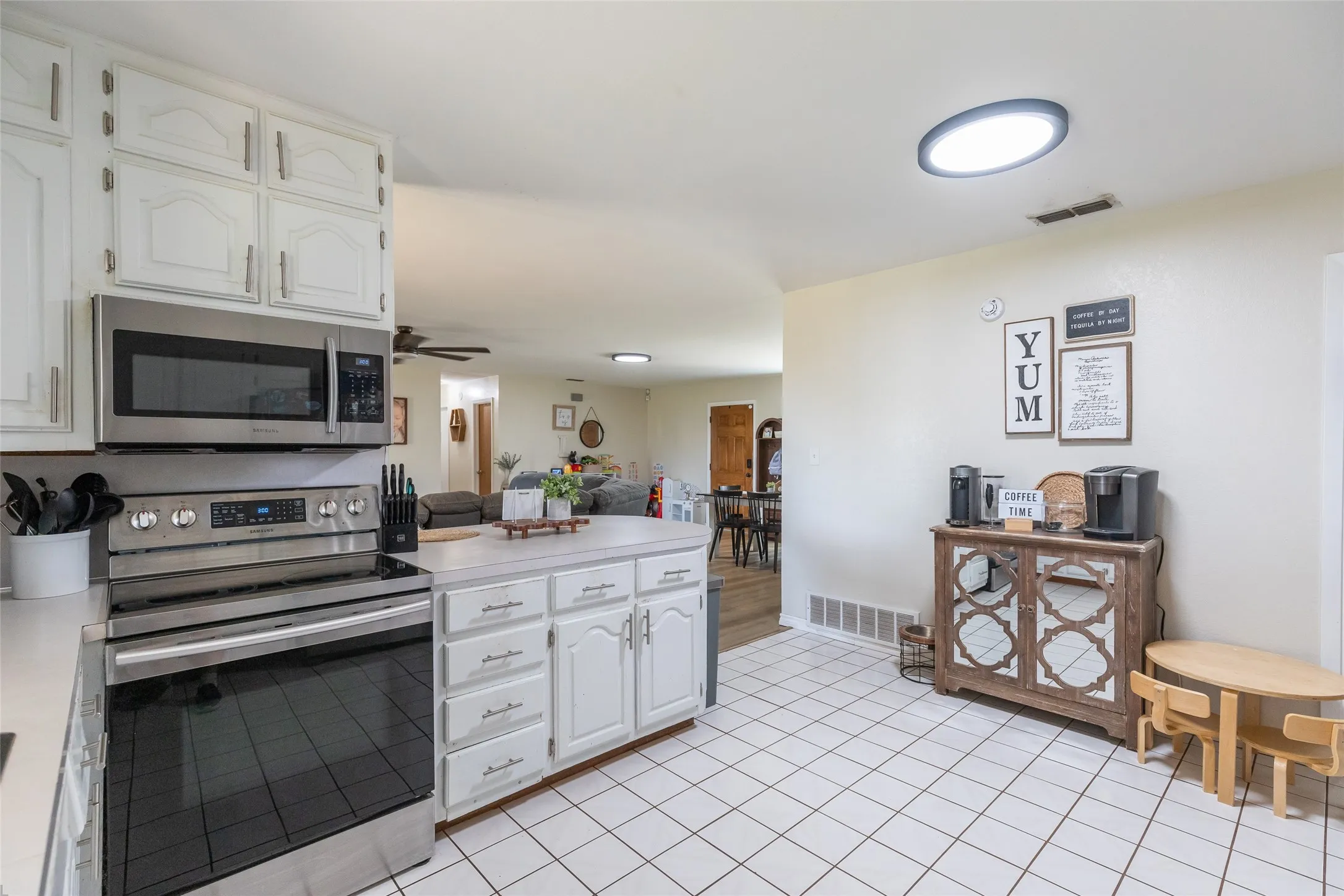 Single Family Residence For Sale in Taylor County , 612 N 2nd, Merkel, Texas 79536, 3 Bedroom, 2 Bathroom, Garage spaces, 1,911 Sqft, built in 1986, mls#21356171, Real Estate Agent in Merkel, Homes For Sale in Taylor county, Homes For Sale in Merkel, Realtor in Merkel Texas, Real Estate Brokerage Independent Realty Texas, Luminita Cordes Realtor