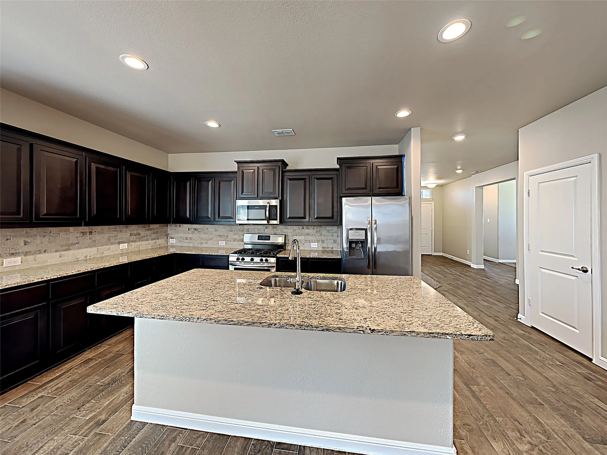 Single Family Residence For Sale in Ellis County , 2606 Lavender Lane, Glenn Heights, Texas 75154, 3 Bedroom, 2 Bathroom, 2 Garage spaces, 2,207 Sqft, built in 2019, mls#21357321, Real Estate Agent in Glenn Heights, Homes For Sale in Ellis county, Homes For Sale in Glenn Heights, Realtor in Glenn Heights Texas, Real Estate Brokerage Independent Realty Texas, Luminita Cordes Realtor