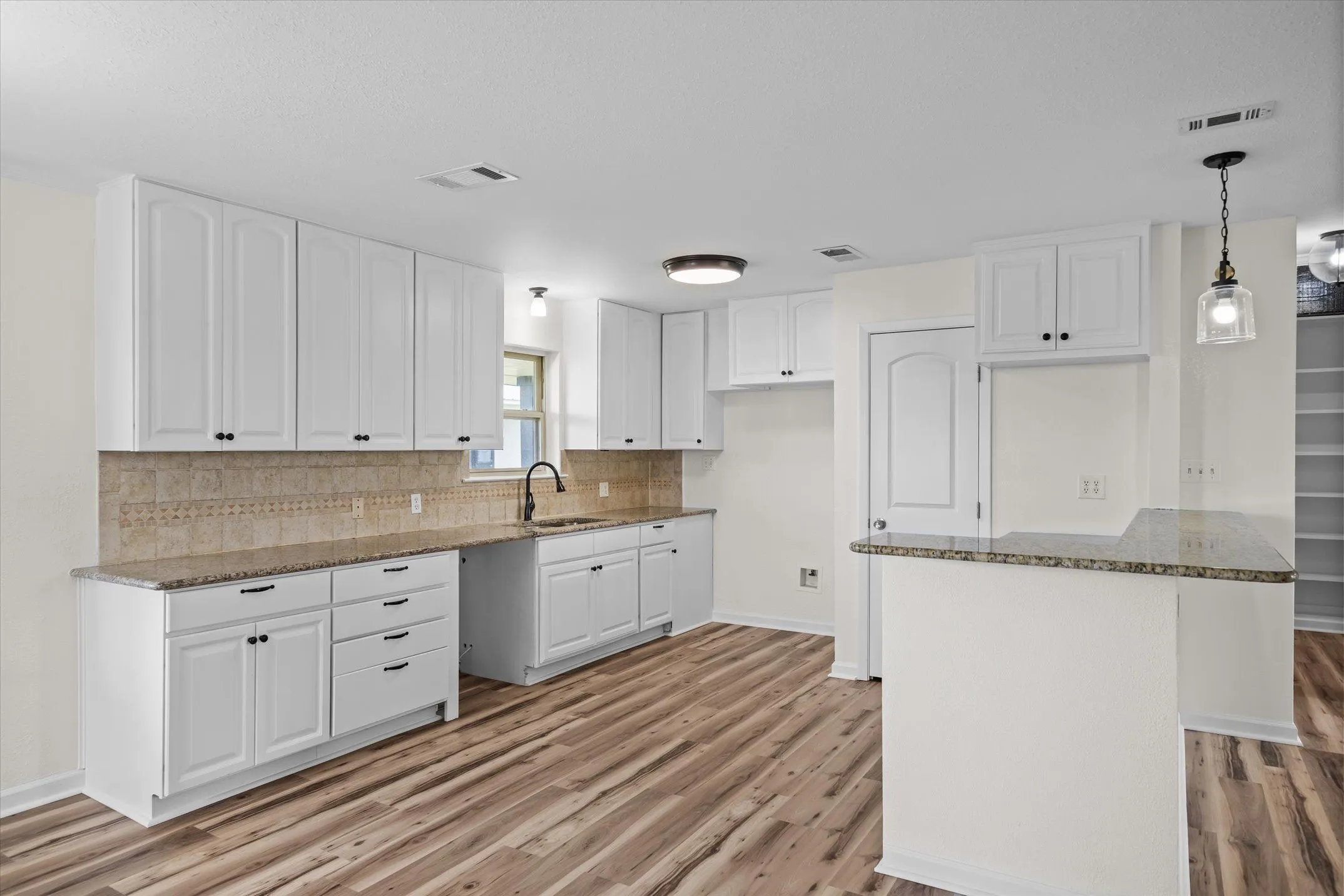 Single Family Residence For Sale in Kaufman County , 6128 N Fm 148, Terrell, Texas 75160, 4 Bedroom, 3 Bathroom, 2 Garage spaces, 2,805 Sqft, built in 1983, Price $639,000, mls#21336241, Real Estate Agent in Terrell, Homes For Sale in Kaufman county, Homes For Sale in Terrell, Realtor in Terrell Texas, Real Estate Brokerage Independent Realty Texas, Luminita Cordes Realtor