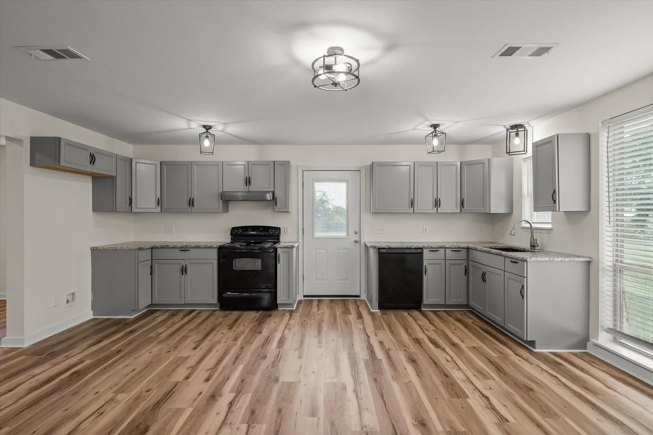 Single Family Residence For Sale in Kaufman County , 6128 N Fm 148, Terrell, Texas 75160, 4 Bedroom, 3 Bathroom, 2 Garage spaces, 2,805 Sqft, built in 1983, Price $639,000, mls#21336241, Real Estate Agent in Terrell, Homes For Sale in Kaufman county, Homes For Sale in Terrell, Realtor in Terrell Texas, Real Estate Brokerage Independent Realty Texas, Luminita Cordes Realtor