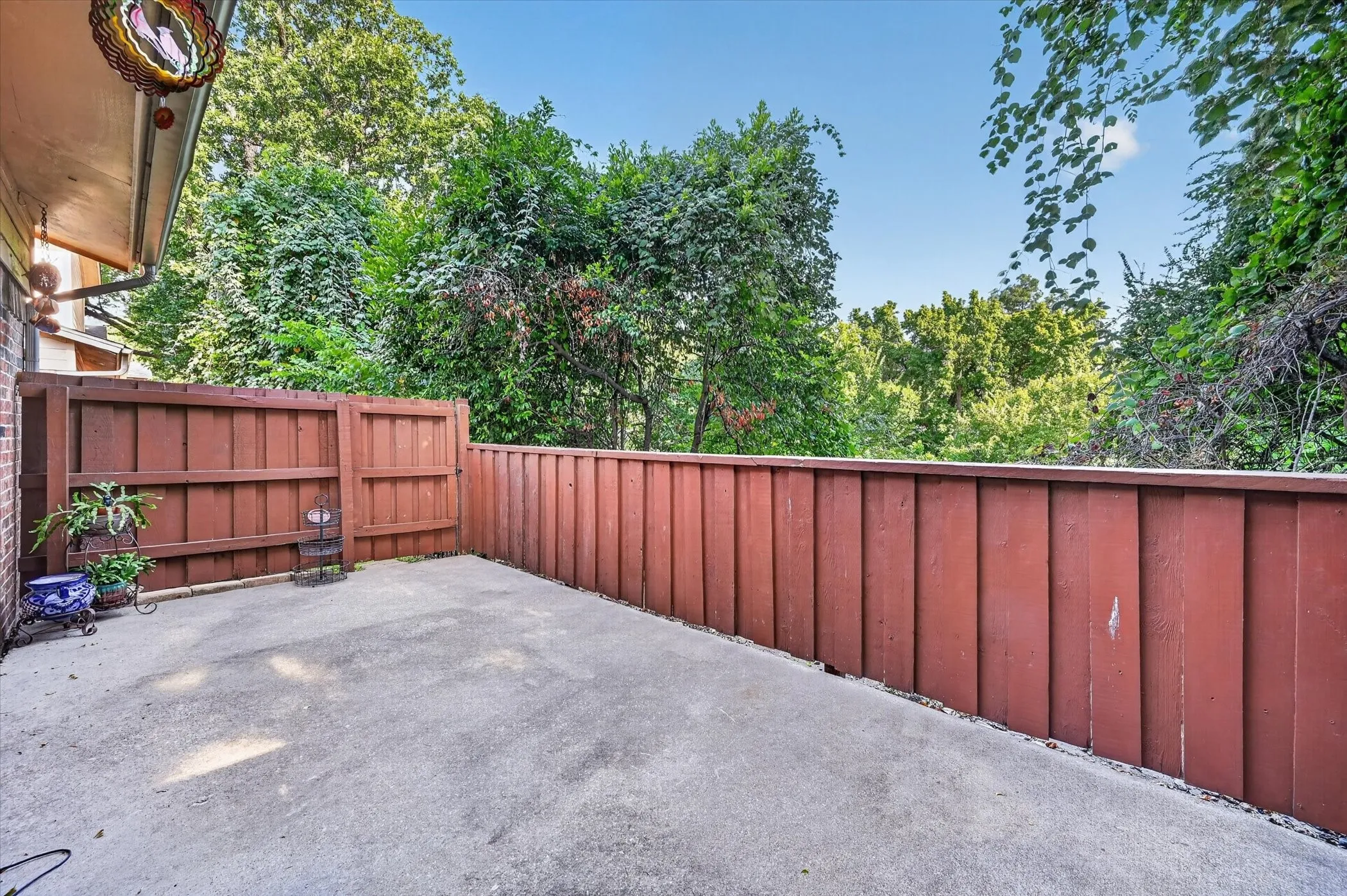 Townhouse For Sale in Tarrant County , 5662 Cedar Creek Drive, Benbrook, Texas 76109, 3 Bedroom, 2 Bathroom, Garage spaces, 1,155 Sqft, built in 1984, mls#21355120, Real Estate Agent in Benbrook, Homes For Sale in Tarrant county, Homes For Sale in Benbrook, Realtor in Benbrook Texas, Real Estate Brokerage Independent Realty Texas, Luminita Cordes Realtor
