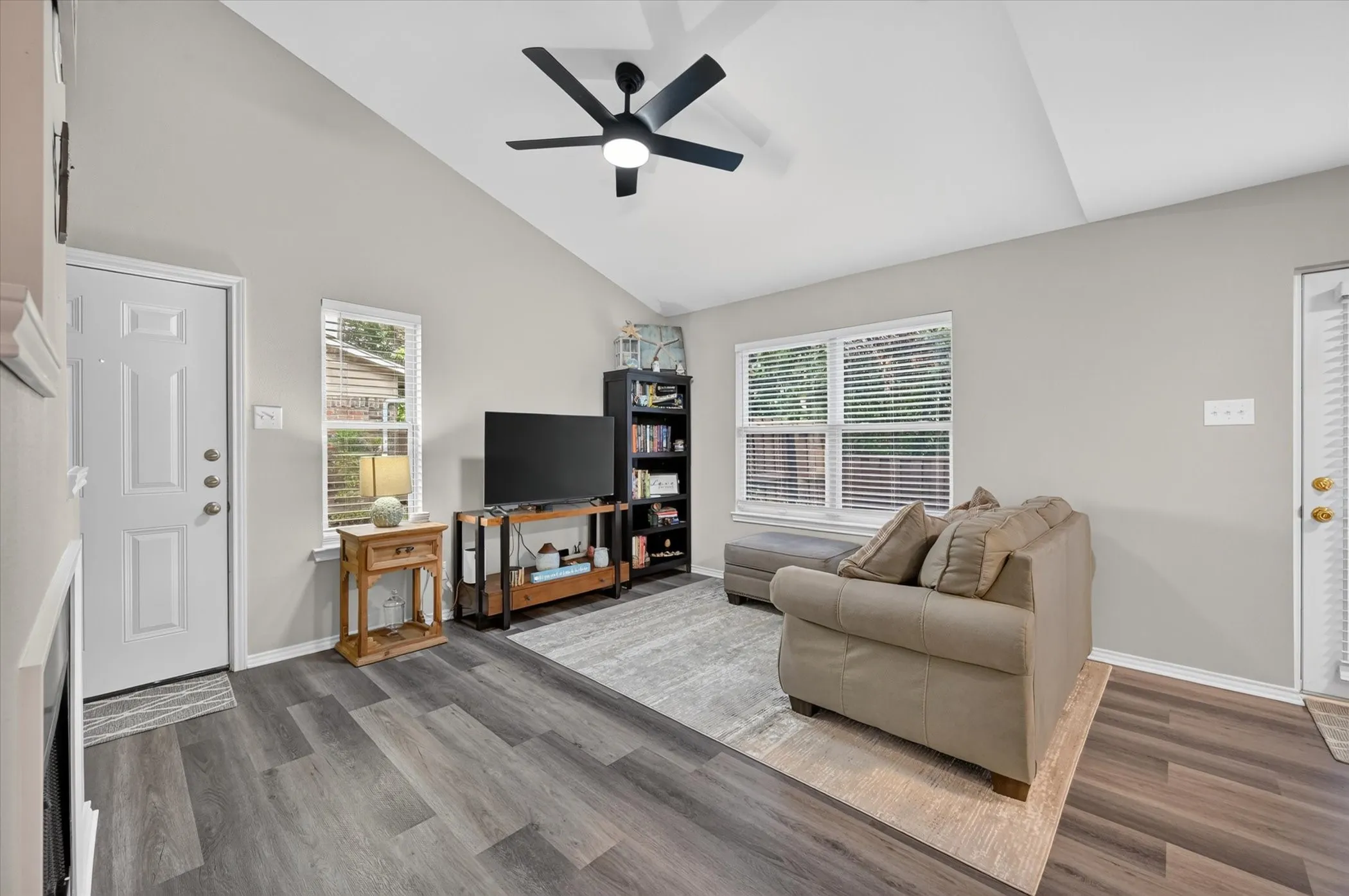 Townhouse For Sale in Tarrant County , 5662 Cedar Creek Drive, Benbrook, Texas 76109, 3 Bedroom, 2 Bathroom, Garage spaces, 1,155 Sqft, built in 1984, mls#21355120, Real Estate Agent in Benbrook, Homes For Sale in Tarrant county, Homes For Sale in Benbrook, Realtor in Benbrook Texas, Real Estate Brokerage Independent Realty Texas, Luminita Cordes Realtor