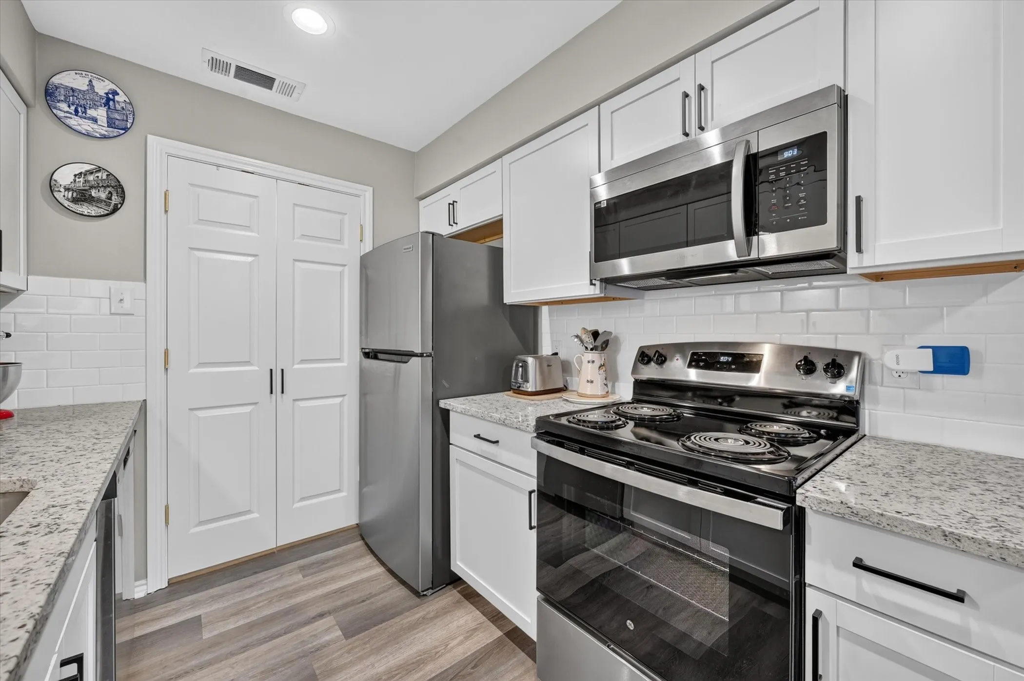 Townhouse For Sale in Tarrant County , 5662 Cedar Creek Drive, Benbrook, Texas 76109, 3 Bedroom, 2 Bathroom, Garage spaces, 1,155 Sqft, built in 1984, mls#21355120, Real Estate Agent in Benbrook, Homes For Sale in Tarrant county, Homes For Sale in Benbrook, Realtor in Benbrook Texas, Real Estate Brokerage Independent Realty Texas, Luminita Cordes Realtor