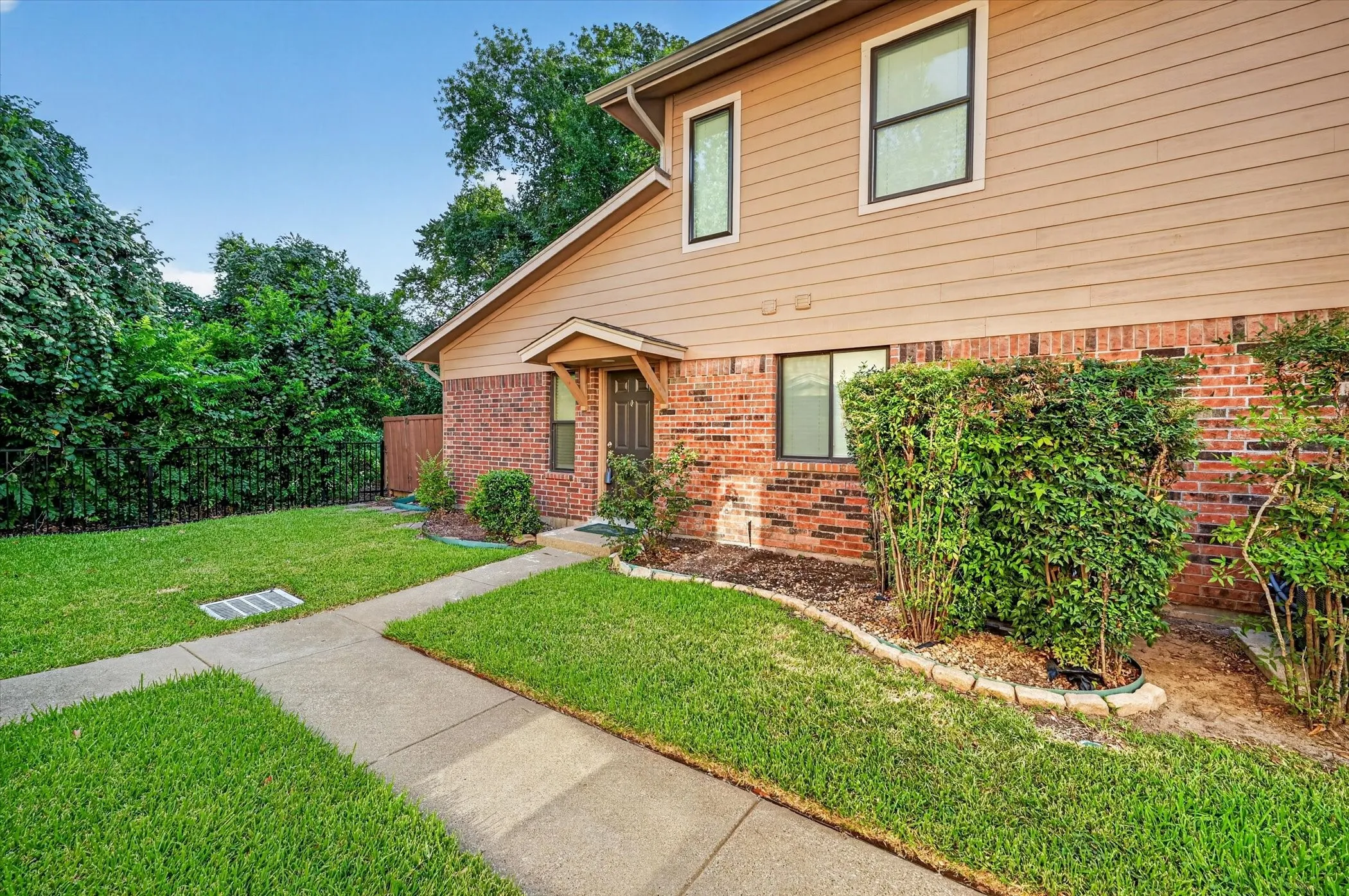 Townhouse For Sale in Tarrant County , 5662 Cedar Creek Drive, Benbrook, Texas 76109, 3 Bedroom, 2 Bathroom, Garage spaces, 1,155 Sqft, built in 1984, mls#21355120, Real Estate Agent in Benbrook, Homes For Sale in Tarrant county, Homes For Sale in Benbrook, Realtor in Benbrook Texas, Real Estate Brokerage Independent Realty Texas, Luminita Cordes Realtor
