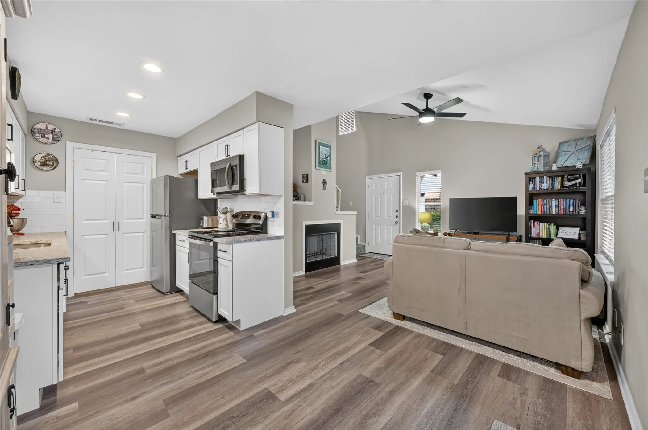 Townhouse For Sale in Tarrant County , 5662 Cedar Creek Drive, Benbrook, Texas 76109, 3 Bedroom, 2 Bathroom, Garage spaces, 1,155 Sqft, built in 1984, mls#21355120, Real Estate Agent in Benbrook, Homes For Sale in Tarrant county, Homes For Sale in Benbrook, Realtor in Benbrook Texas, Real Estate Brokerage Independent Realty Texas, Luminita Cordes Realtor
