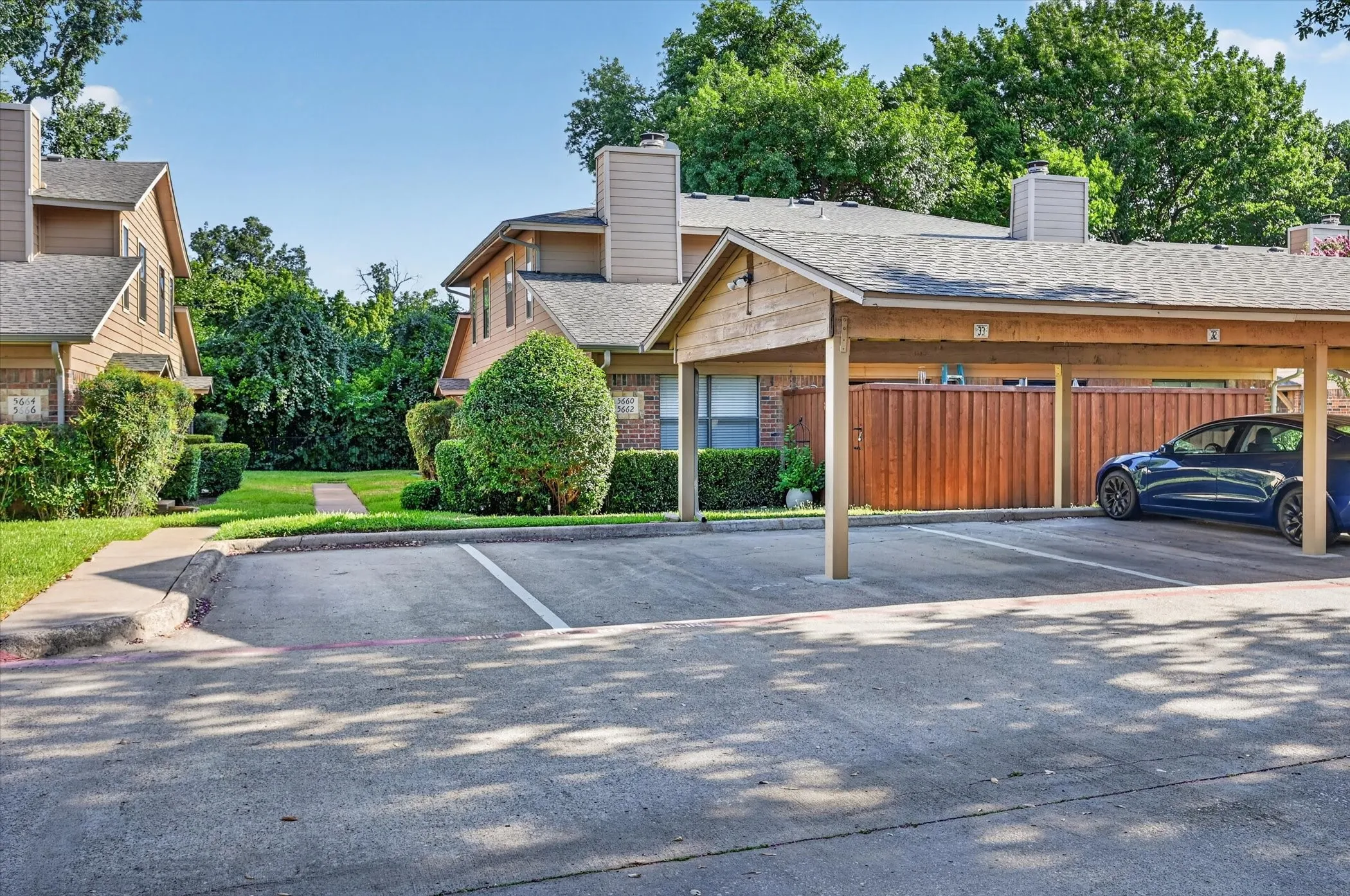 Townhouse For Sale in Tarrant County , 5662 Cedar Creek Drive, Benbrook, Texas 76109, 3 Bedroom, 2 Bathroom, Garage spaces, 1,155 Sqft, built in 1984, mls#21355120, Real Estate Agent in Benbrook, Homes For Sale in Tarrant county, Homes For Sale in Benbrook, Realtor in Benbrook Texas, Real Estate Brokerage Independent Realty Texas, Luminita Cordes Realtor