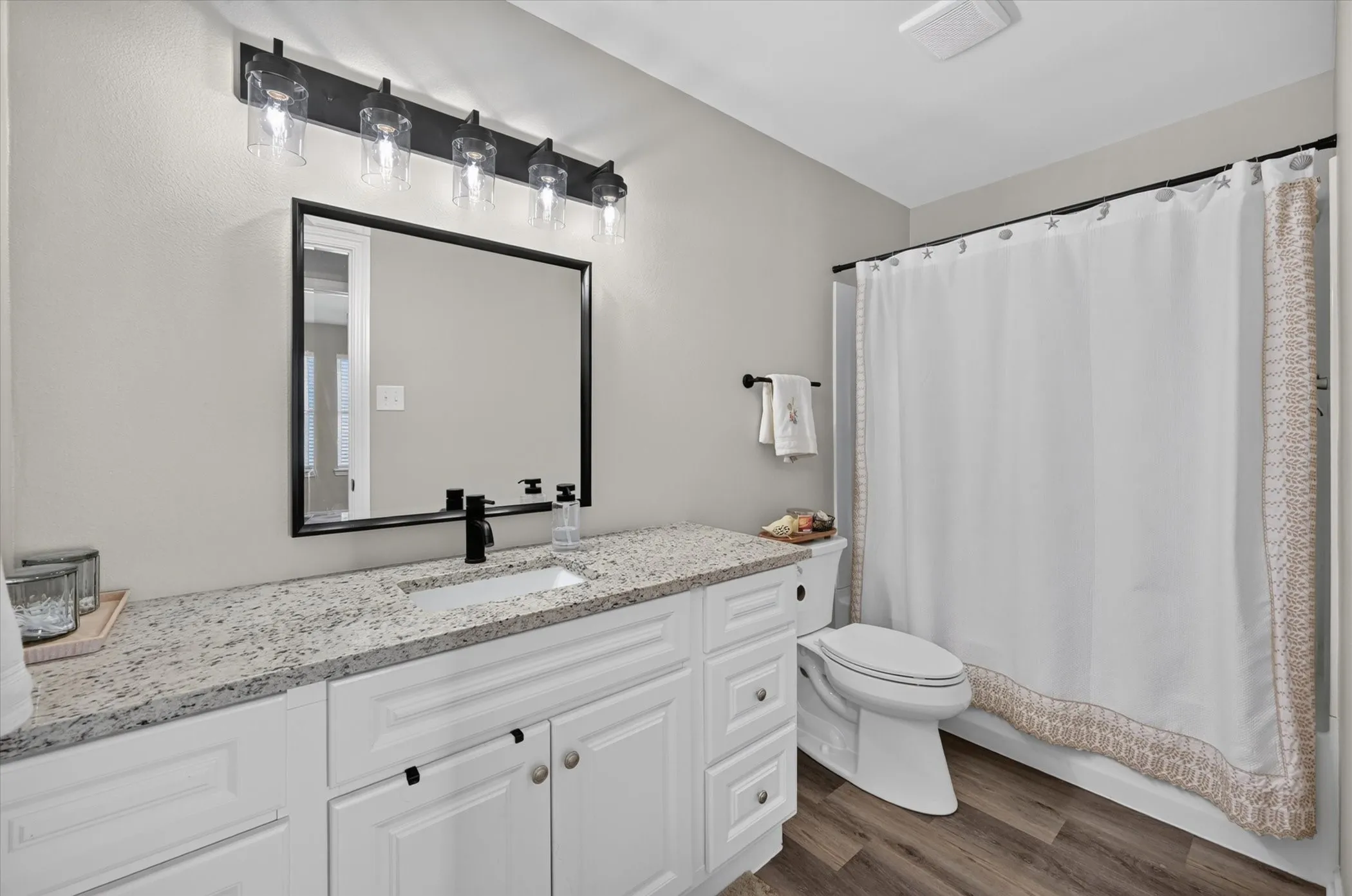 Townhouse For Sale in Tarrant County , 5662 Cedar Creek Drive, Benbrook, Texas 76109, 3 Bedroom, 2 Bathroom, Garage spaces, 1,155 Sqft, built in 1984, mls#21355120, Real Estate Agent in Benbrook, Homes For Sale in Tarrant county, Homes For Sale in Benbrook, Realtor in Benbrook Texas, Real Estate Brokerage Independent Realty Texas, Luminita Cordes Realtor