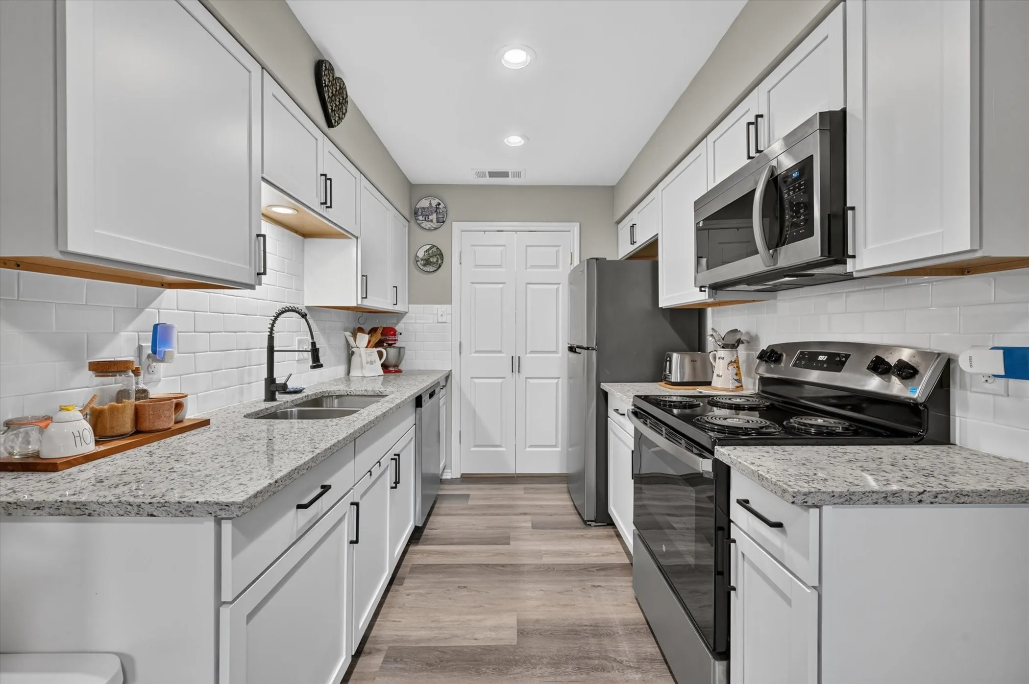 Townhouse For Sale in Tarrant County , 5662 Cedar Creek Drive, Benbrook, Texas 76109, 3 Bedroom, 2 Bathroom, Garage spaces, 1,155 Sqft, built in 1984, mls#21355120, Real Estate Agent in Benbrook, Homes For Sale in Tarrant county, Homes For Sale in Benbrook, Realtor in Benbrook Texas, Real Estate Brokerage Independent Realty Texas, Luminita Cordes Realtor