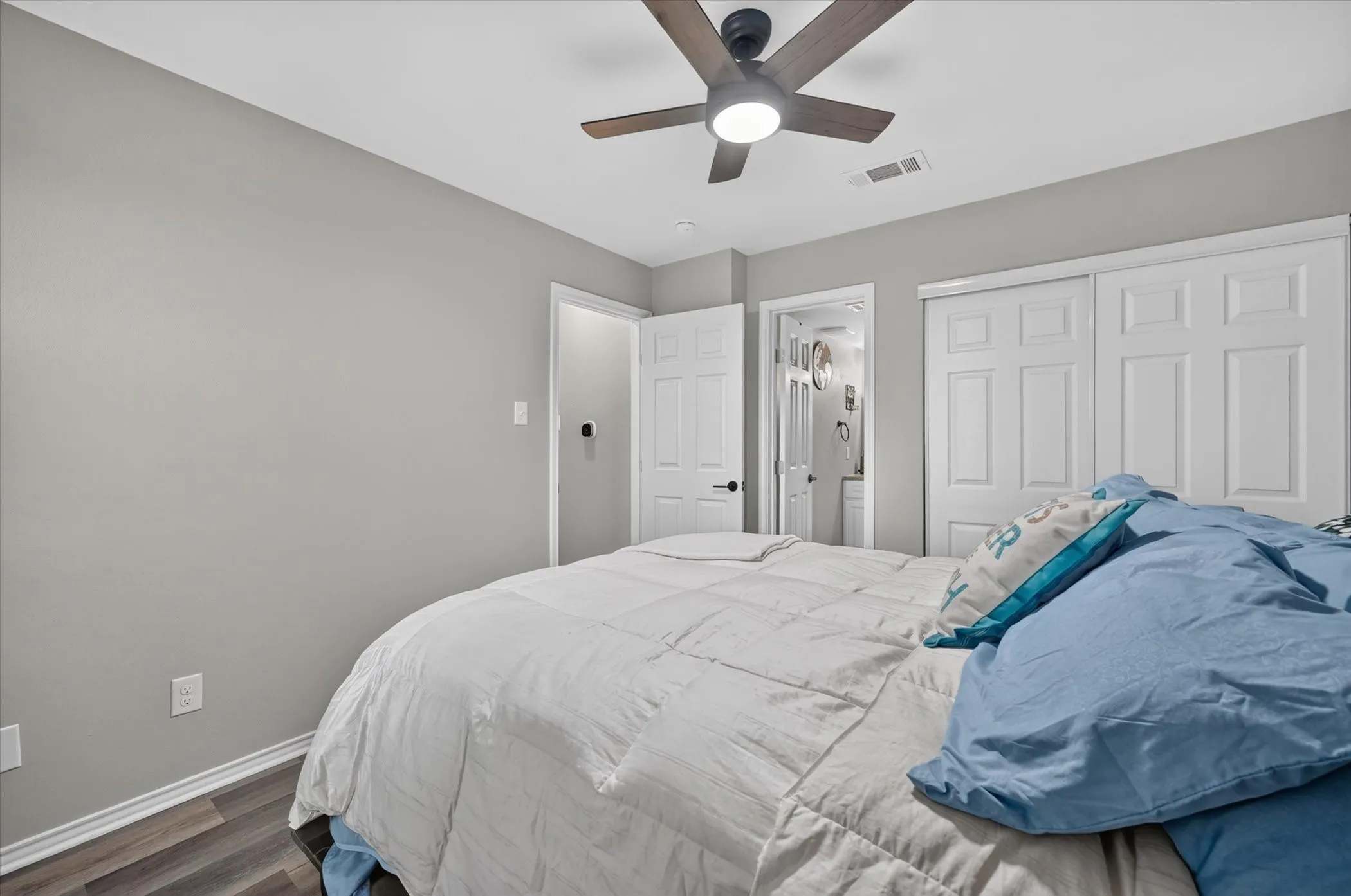 Townhouse For Sale in Tarrant County , 5662 Cedar Creek Drive, Benbrook, Texas 76109, 3 Bedroom, 2 Bathroom, Garage spaces, 1,155 Sqft, built in 1984, mls#21355120, Real Estate Agent in Benbrook, Homes For Sale in Tarrant county, Homes For Sale in Benbrook, Realtor in Benbrook Texas, Real Estate Brokerage Independent Realty Texas, Luminita Cordes Realtor