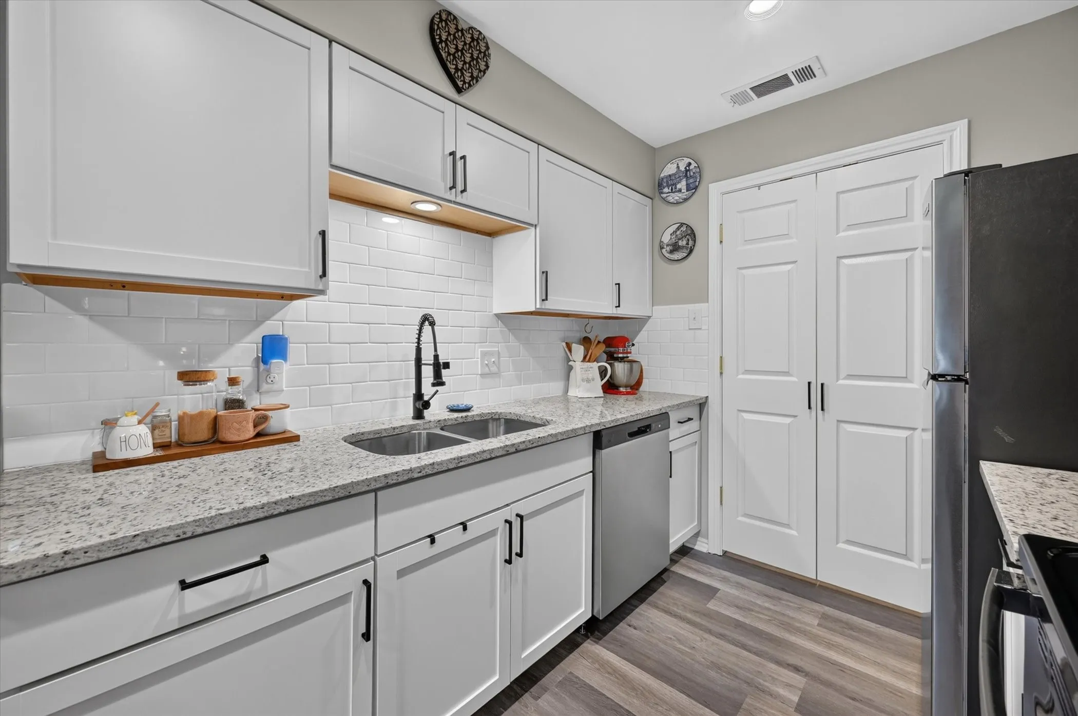 Townhouse For Sale in Tarrant County , 5662 Cedar Creek Drive, Benbrook, Texas 76109, 3 Bedroom, 2 Bathroom, Garage spaces, 1,155 Sqft, built in 1984, mls#21355120, Real Estate Agent in Benbrook, Homes For Sale in Tarrant county, Homes For Sale in Benbrook, Realtor in Benbrook Texas, Real Estate Brokerage Independent Realty Texas, Luminita Cordes Realtor