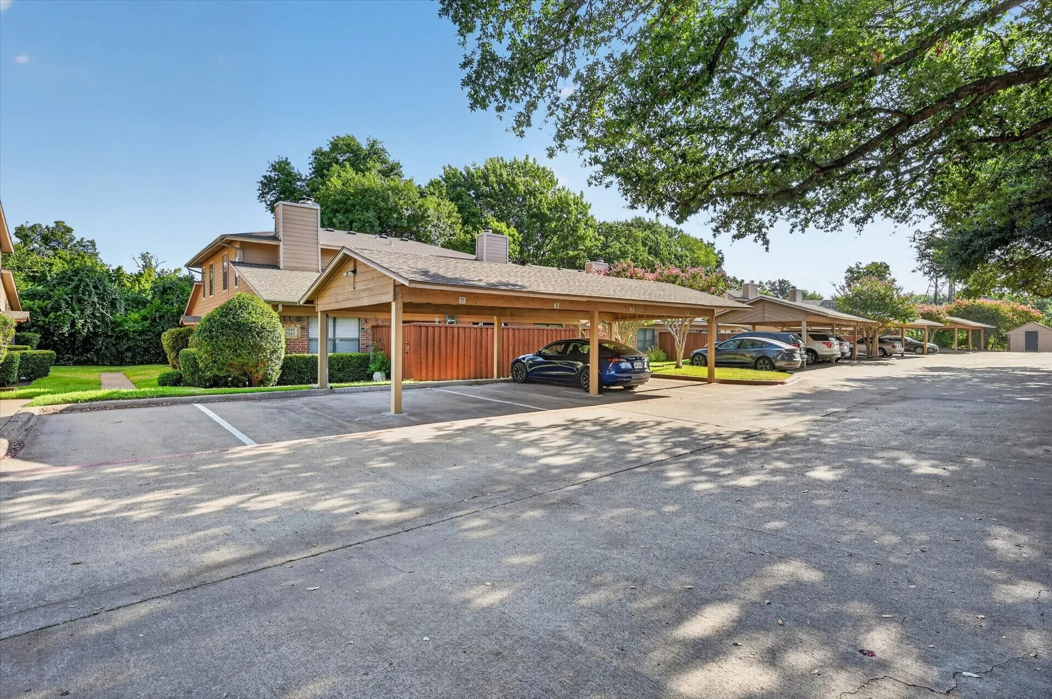 Townhouse For Sale in Tarrant County , 5662 Cedar Creek Drive, Benbrook, Texas 76109, 3 Bedroom, 2 Bathroom, Garage spaces, 1,155 Sqft, built in 1984, mls#21355120, Real Estate Agent in Benbrook, Homes For Sale in Tarrant county, Homes For Sale in Benbrook, Realtor in Benbrook Texas, Real Estate Brokerage Independent Realty Texas, Luminita Cordes Realtor