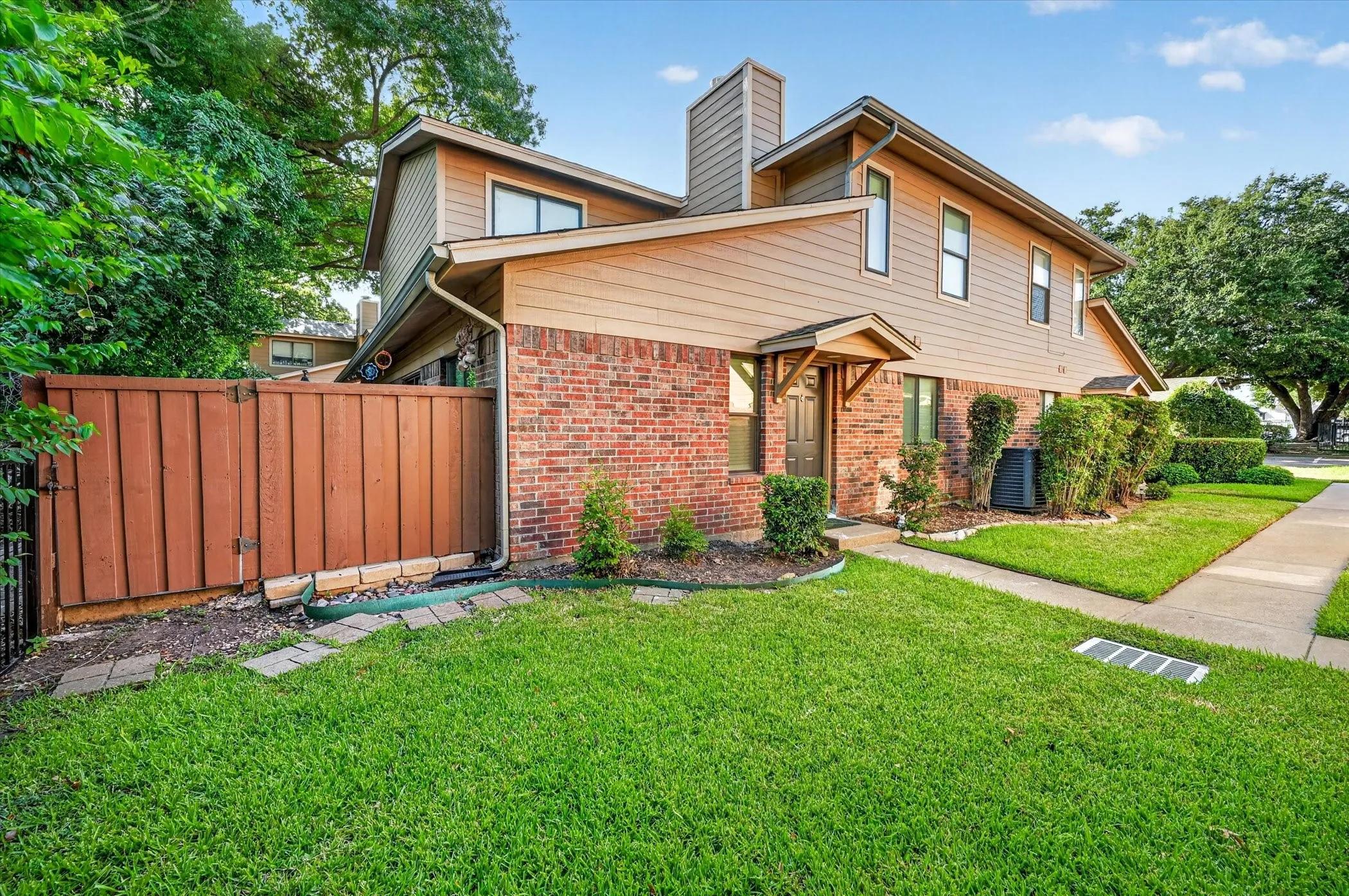 Townhouse For Sale in Tarrant County , 5662 Cedar Creek Drive, Benbrook, Texas 76109, 3 Bedroom, 2 Bathroom, Garage spaces, 1,155 Sqft, built in 1984, mls#21355120, Real Estate Agent in Benbrook, Homes For Sale in Tarrant county, Homes For Sale in Benbrook, Realtor in Benbrook Texas, Real Estate Brokerage Independent Realty Texas, Luminita Cordes Realtor