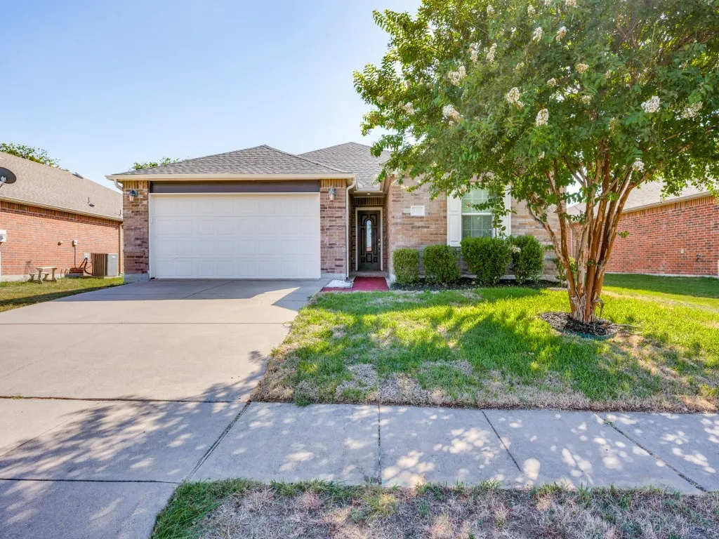 Single Family Residence For Sale in Tarrant County , 1281 Wysteria Lane, Burleson, Texas 76028, 3 Bedroom, 2 Bathroom, 2 Garage spaces, 1,621 Sqft, built in 2012, mls#21339246, Real Estate Agent in Burleson, Homes For Sale in Tarrant county, Homes For Sale in Burleson, Realtor in Burleson Texas, Real Estate Brokerage Independent Realty Texas, Luminita Cordes Realtor
