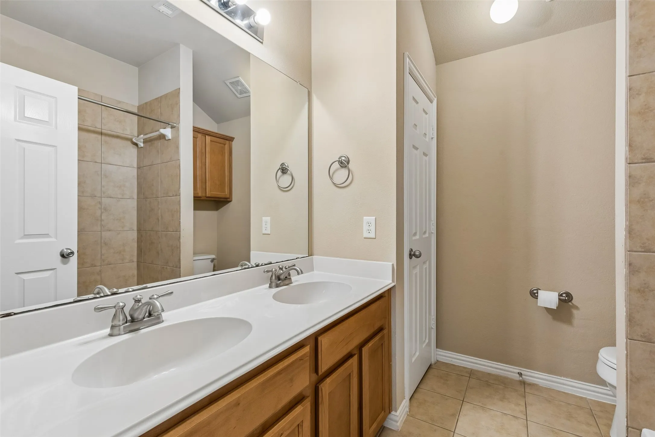 Single Family Residence For Sale in Denton County , 8664 Marion Drive, Frisco, Texas 75036, 4 Bedroom, 3 Bathroom, 2 Garage spaces, 2,828 Sqft, built in 2005, mls#21355549, Real Estate Agent in Frisco, Homes For Sale in Denton county, Homes For Sale in Frisco, Realtor in Frisco Texas, Real Estate Brokerage Independent Realty Texas, Luminita Cordes Realtor