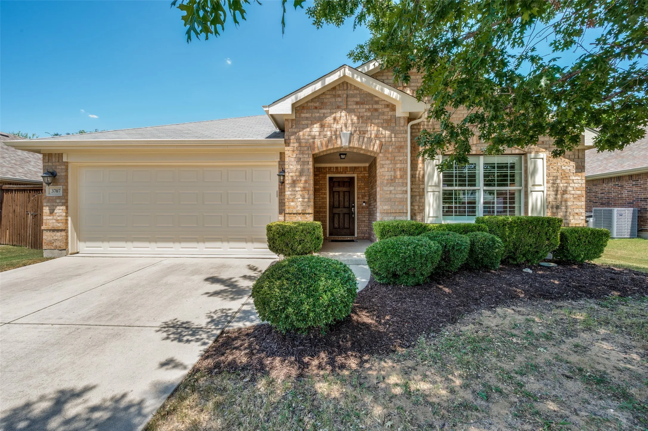 Single Family Residence For Sale in Collin County , 3707 Redwood Circle, Melissa, Texas 75454, 3 Bedroom, 2 Bathroom, 2 Garage spaces, 1,366 Sqft, built in 2008, mls#21354645, Real Estate Agent in Melissa, Homes For Sale in Collin county, Homes For Sale in Melissa, Realtor in Melissa Texas, Real Estate Brokerage Independent Realty Texas, Luminita Cordes Realtor