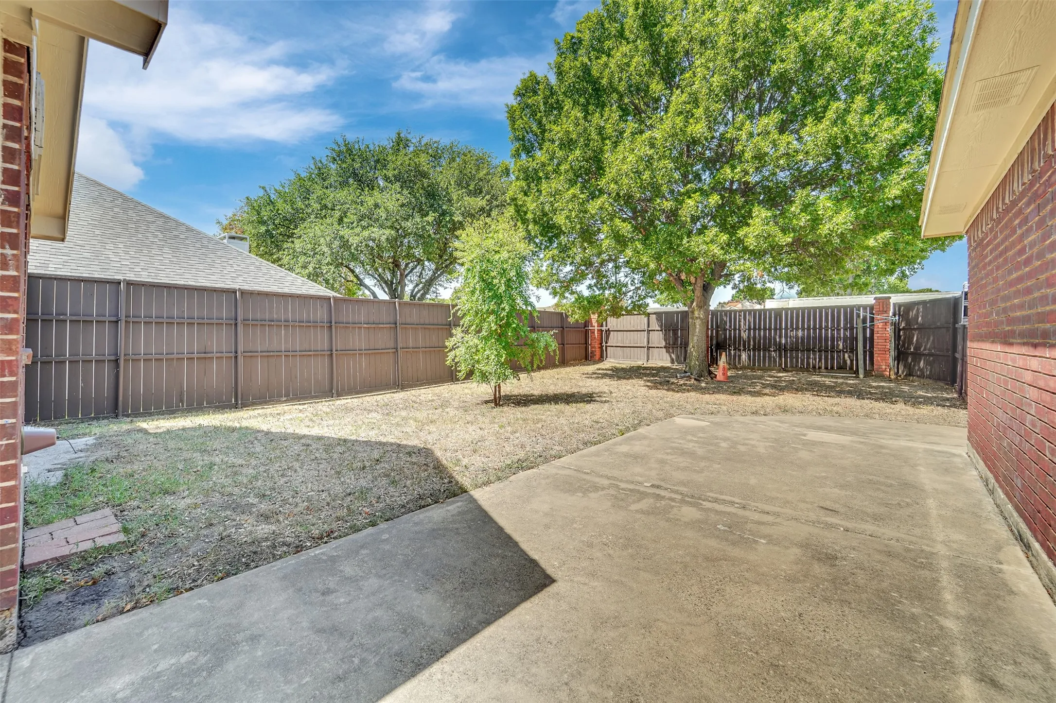 Single Family Residence For Sale in Dallas County , 4001 Arrowcrest Lane, Garland, Texas 75044, 3 Bedroom, 2 Bathroom, 2 Garage spaces, 1,556 Sqft, built in 1992, mls#21356397, Real Estate Agent in Garland, Homes For Sale in Dallas county, Homes For Sale in Garland, Realtor in Garland Texas, Real Estate Brokerage Independent Realty Texas, Luminita Cordes Realtor