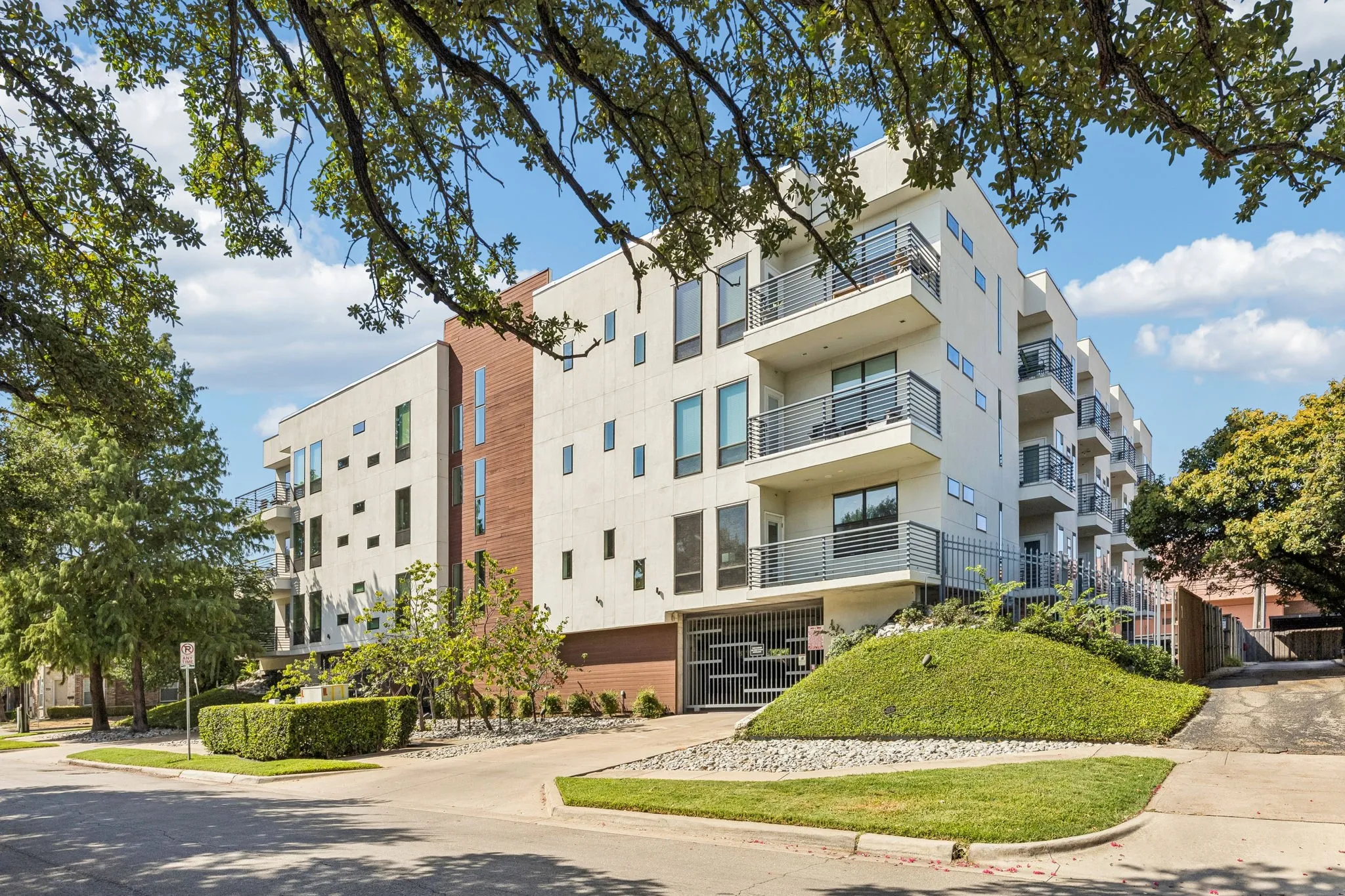 Condominium For Sale in Dallas County , 4107 Bowser Avenue 102, Dallas, Texas 75219, 2 Bedroom, 2 Bathroom, 2 Garage spaces, 1,314 Sqft, built in 2008, mls#21355356, Real Estate Agent in Dallas, Homes For Sale in Dallas county, Homes For Sale in Dallas, Realtor in Dallas Texas, Real Estate Brokerage Independent Realty Texas, Luminita Cordes Realtor