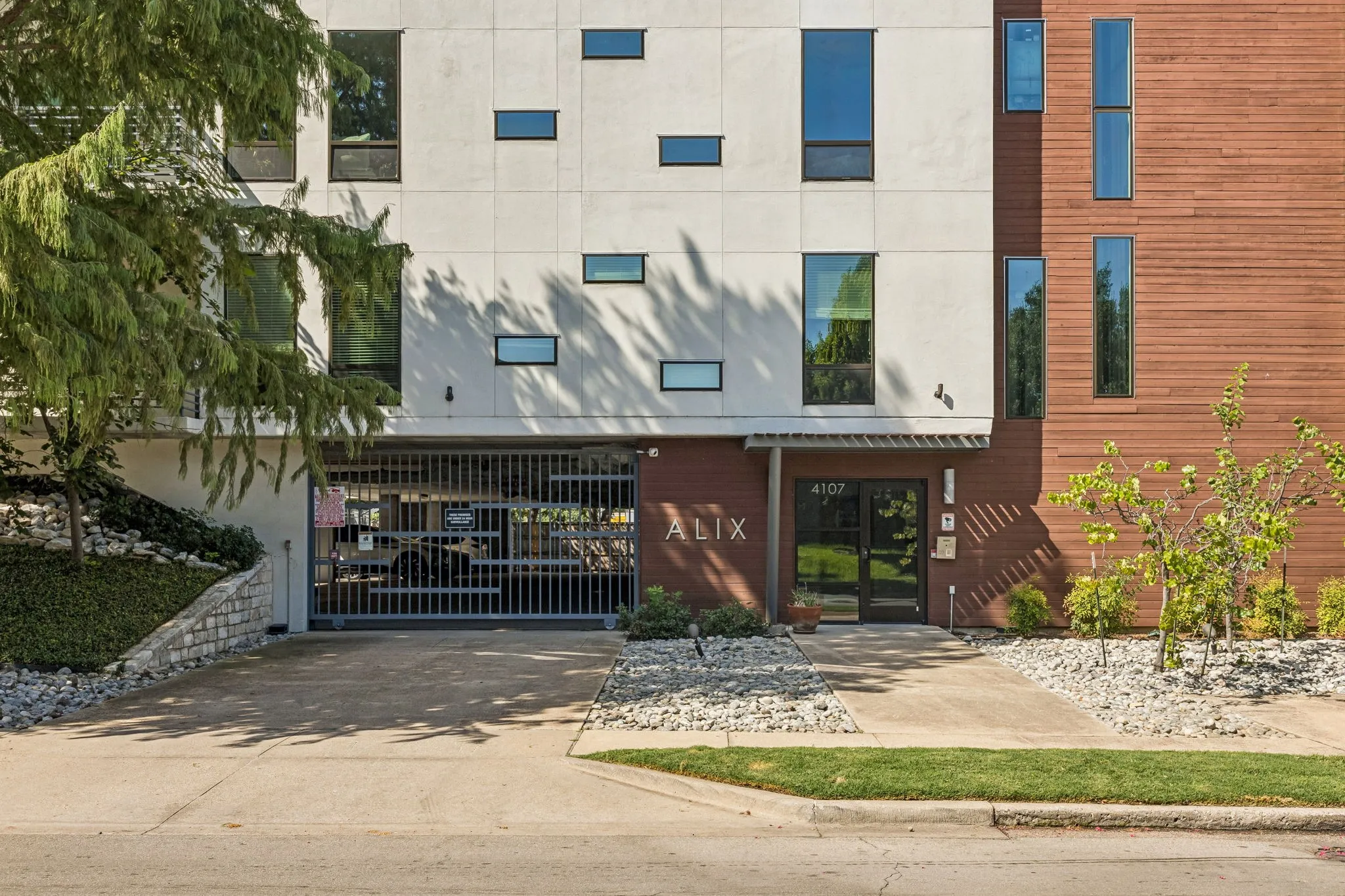 Condominium For Sale in Dallas County , 4107 Bowser Avenue 102, Dallas, Texas 75219, 2 Bedroom, 2 Bathroom, 2 Garage spaces, 1,314 Sqft, built in 2008, mls#21355356, Real Estate Agent in Dallas, Homes For Sale in Dallas county, Homes For Sale in Dallas, Realtor in Dallas Texas, Real Estate Brokerage Independent Realty Texas, Luminita Cordes Realtor