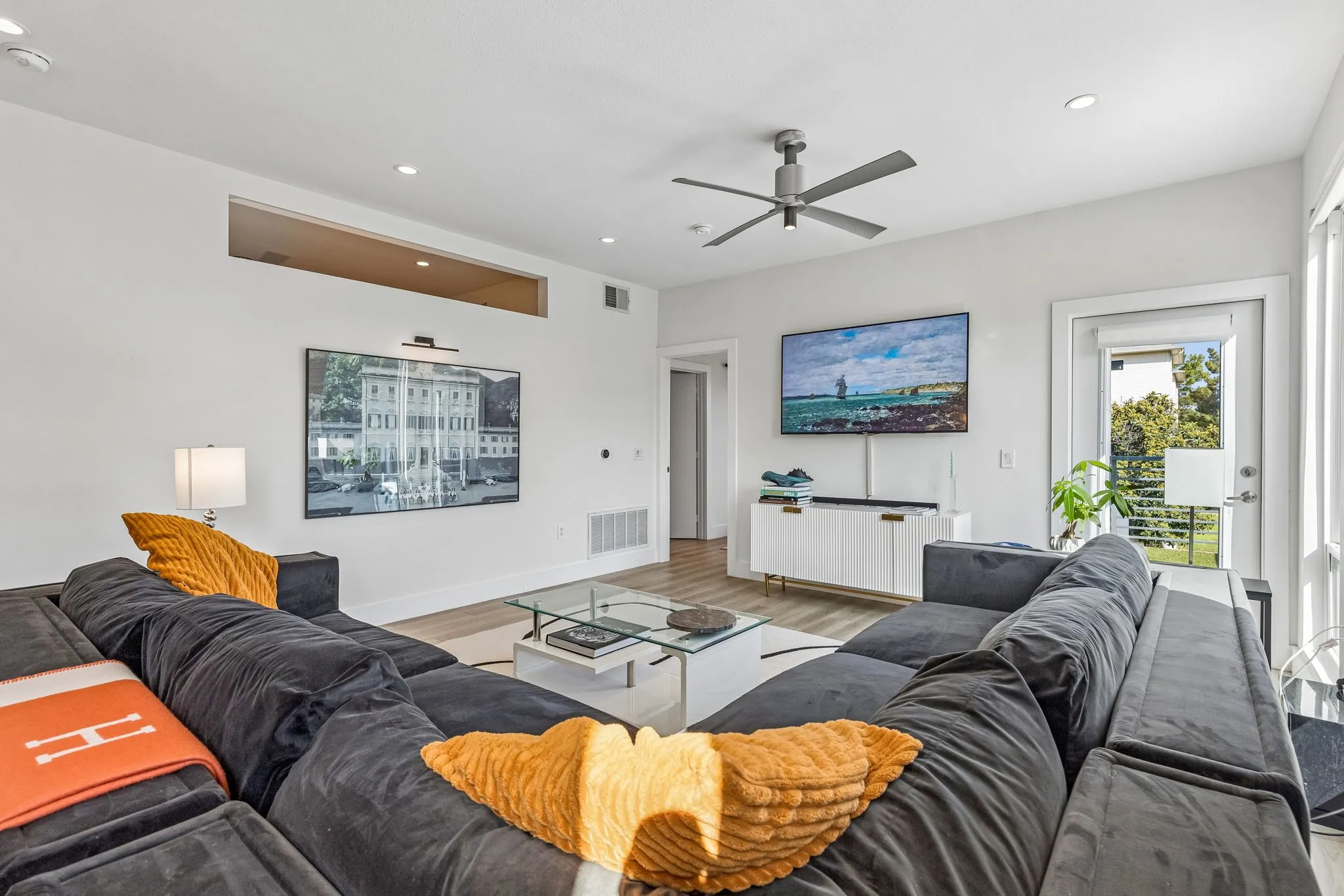 Condominium For Sale in Dallas County , 4107 Bowser Avenue 102, Dallas, Texas 75219, 2 Bedroom, 2 Bathroom, 2 Garage spaces, 1,314 Sqft, built in 2008, mls#21355356, Real Estate Agent in Dallas, Homes For Sale in Dallas county, Homes For Sale in Dallas, Realtor in Dallas Texas, Real Estate Brokerage Independent Realty Texas, Luminita Cordes Realtor