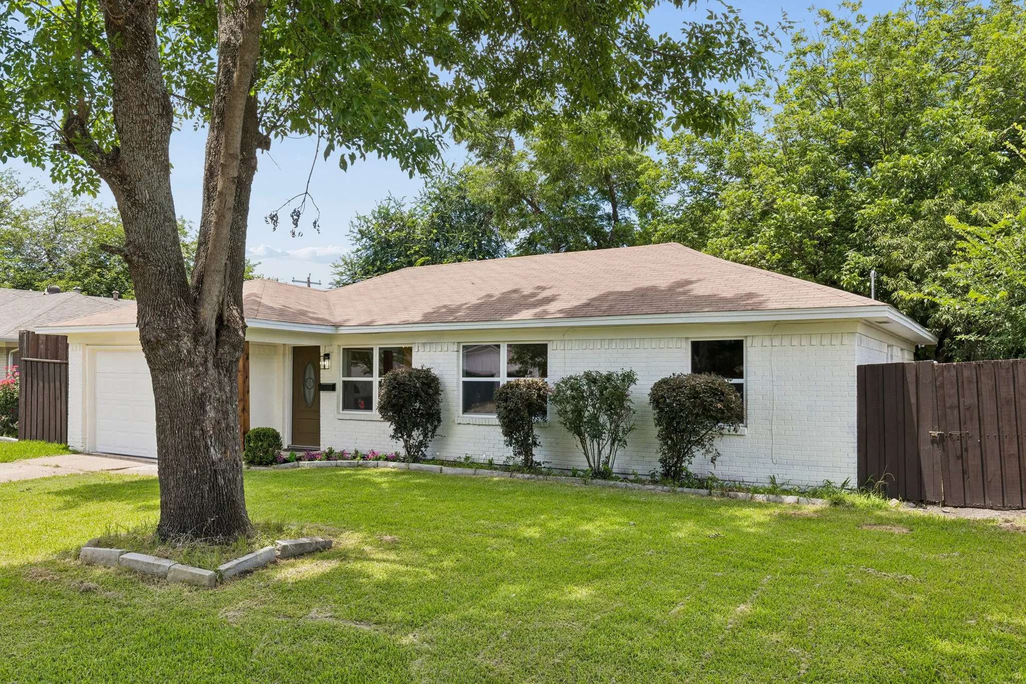 Single Family Residence For Sale in Dallas County , 747 High School Drive, Seagoville, Texas 75159, 3 Bedroom, 2 Bathroom, 1 Garage spaces, 1,092 Sqft, built in 1972, mls#21357351, Real Estate Agent in Seagoville, Homes For Sale in Dallas county, Homes For Sale in Seagoville, Realtor in Seagoville Texas, Real Estate Brokerage Independent Realty Texas, Luminita Cordes Realtor