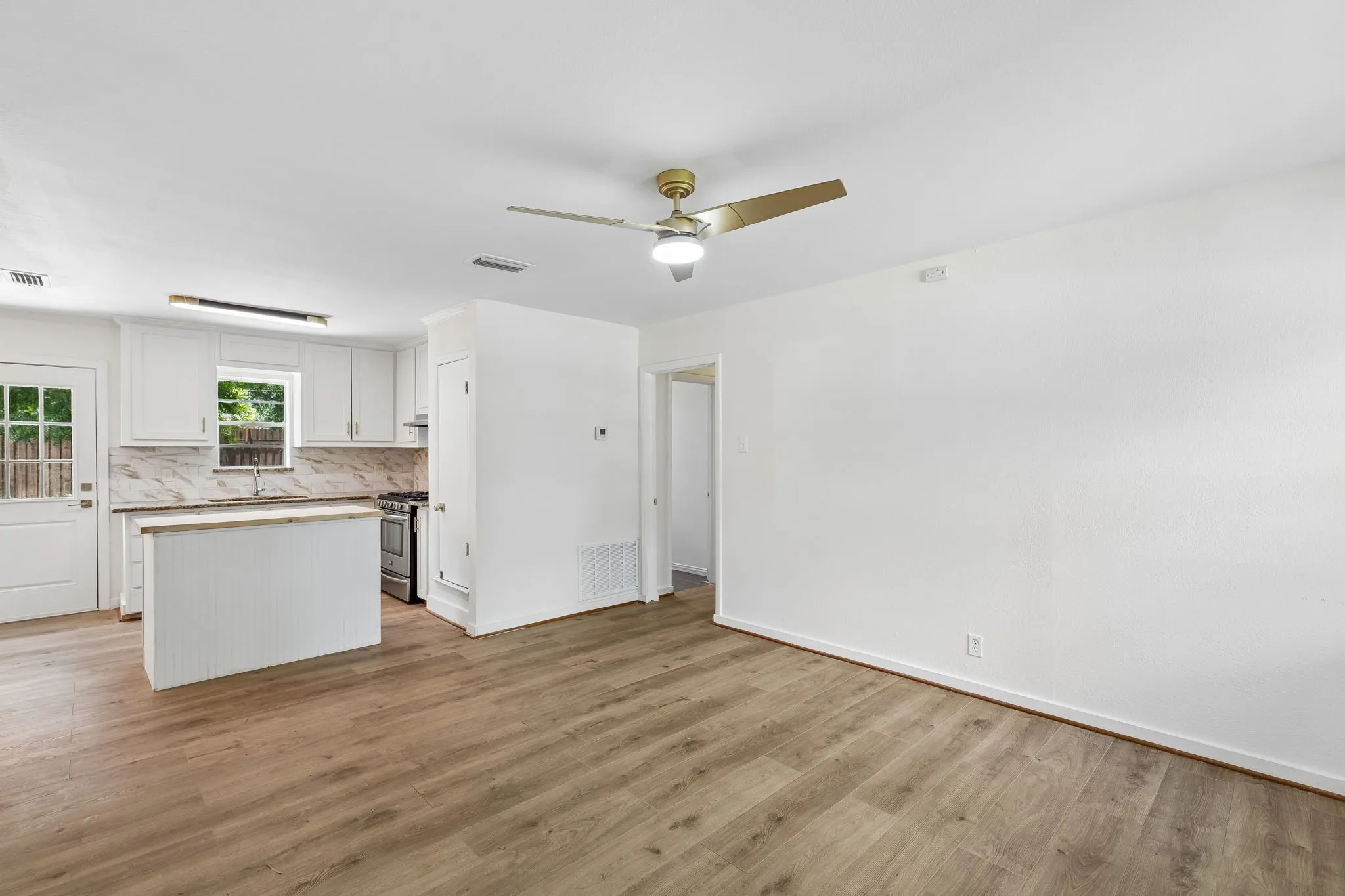 Single Family Residence For Sale in Dallas County , 747 High School Drive, Seagoville, Texas 75159, 3 Bedroom, 2 Bathroom, 1 Garage spaces, 1,092 Sqft, built in 1972, mls#21357351, Real Estate Agent in Seagoville, Homes For Sale in Dallas county, Homes For Sale in Seagoville, Realtor in Seagoville Texas, Real Estate Brokerage Independent Realty Texas, Luminita Cordes Realtor