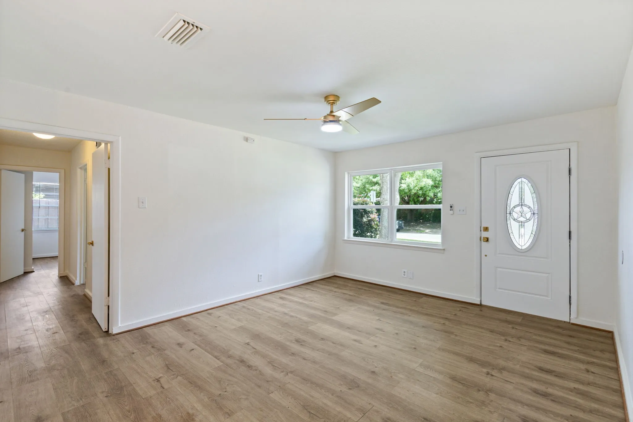 Single Family Residence For Sale in Dallas County , 747 High School Drive, Seagoville, Texas 75159, 3 Bedroom, 2 Bathroom, 1 Garage spaces, 1,092 Sqft, built in 1972, mls#21357351, Real Estate Agent in Seagoville, Homes For Sale in Dallas county, Homes For Sale in Seagoville, Realtor in Seagoville Texas, Real Estate Brokerage Independent Realty Texas, Luminita Cordes Realtor