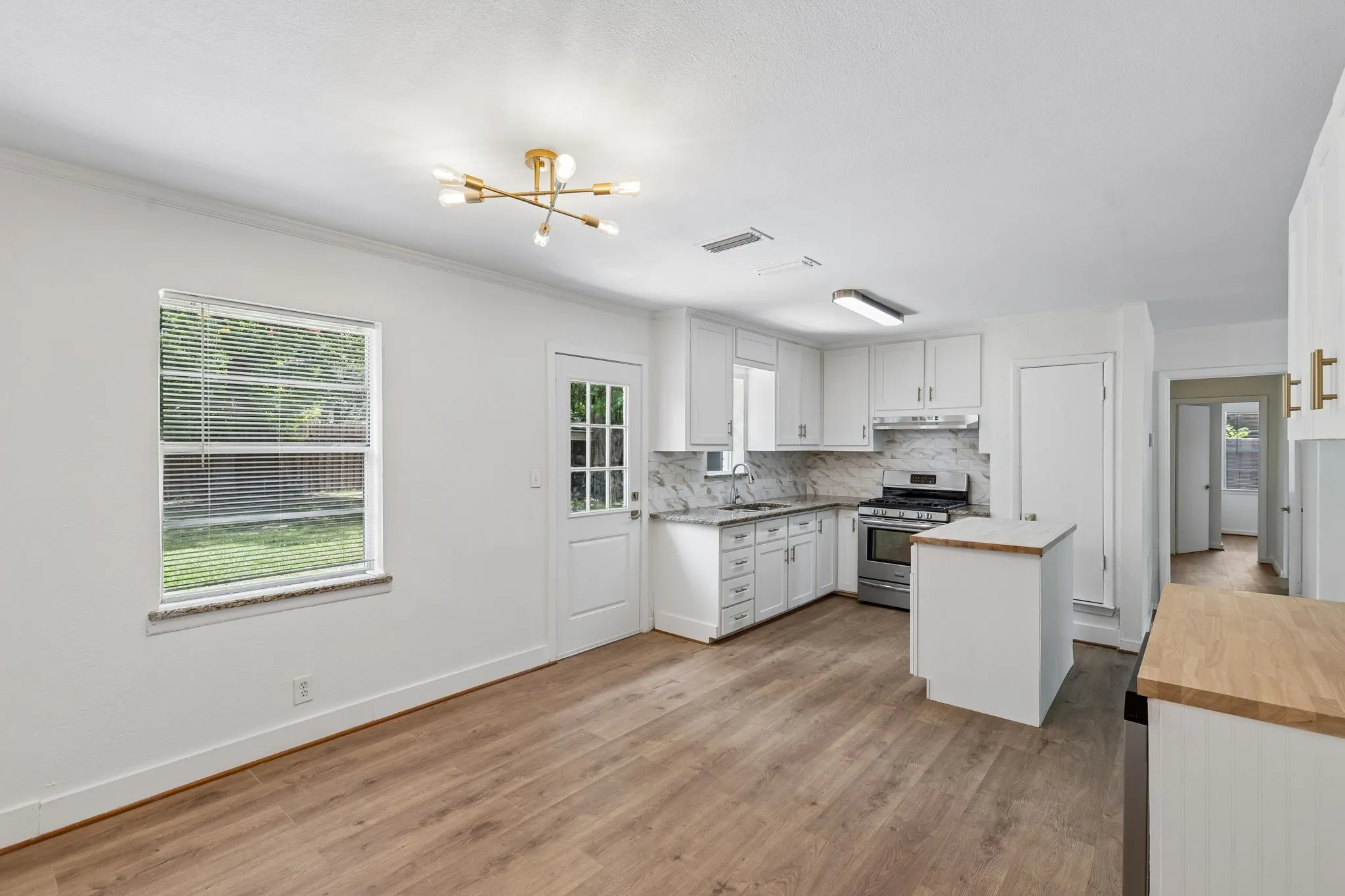 Single Family Residence For Sale in Dallas County , 747 High School Drive, Seagoville, Texas 75159, 3 Bedroom, 2 Bathroom, 1 Garage spaces, 1,092 Sqft, built in 1972, mls#21357351, Real Estate Agent in Seagoville, Homes For Sale in Dallas county, Homes For Sale in Seagoville, Realtor in Seagoville Texas, Real Estate Brokerage Independent Realty Texas, Luminita Cordes Realtor