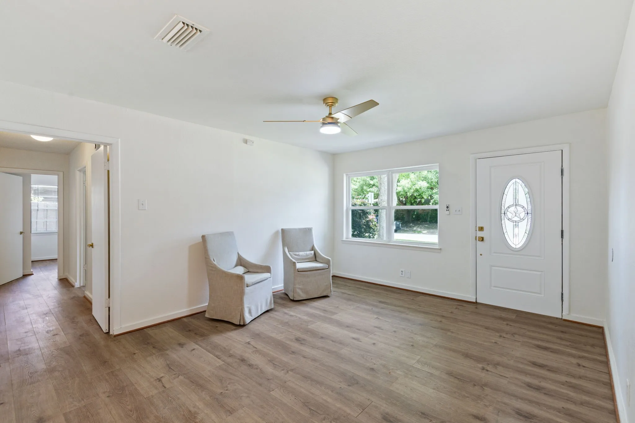 Single Family Residence For Sale in Dallas County , 747 High School Drive, Seagoville, Texas 75159, 3 Bedroom, 2 Bathroom, 1 Garage spaces, 1,092 Sqft, built in 1972, mls#21357351, Real Estate Agent in Seagoville, Homes For Sale in Dallas county, Homes For Sale in Seagoville, Realtor in Seagoville Texas, Real Estate Brokerage Independent Realty Texas, Luminita Cordes Realtor