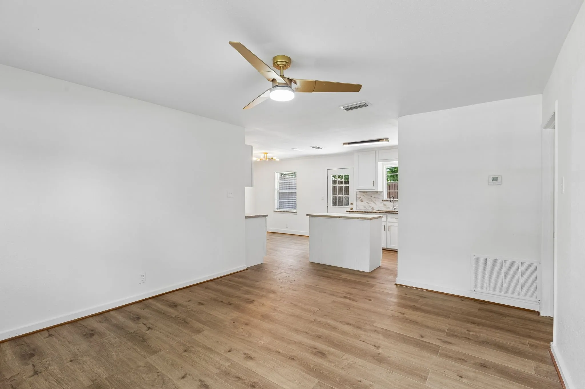 Single Family Residence For Sale in Dallas County , 747 High School Drive, Seagoville, Texas 75159, 3 Bedroom, 2 Bathroom, 1 Garage spaces, 1,092 Sqft, built in 1972, mls#21357351, Real Estate Agent in Seagoville, Homes For Sale in Dallas county, Homes For Sale in Seagoville, Realtor in Seagoville Texas, Real Estate Brokerage Independent Realty Texas, Luminita Cordes Realtor