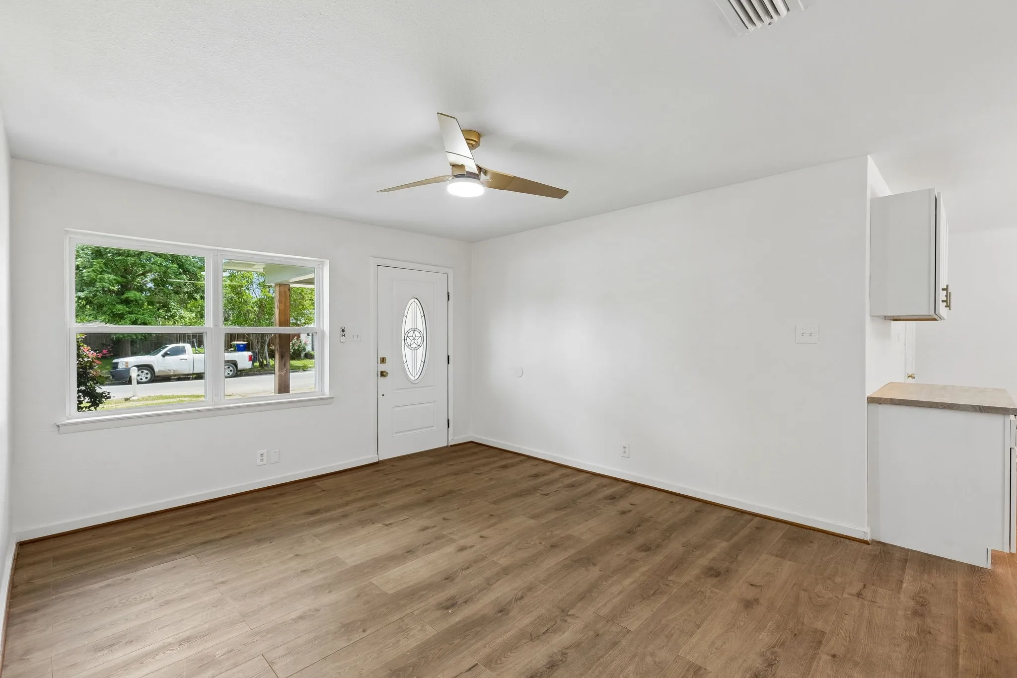 Single Family Residence For Sale in Dallas County , 747 High School Drive, Seagoville, Texas 75159, 3 Bedroom, 2 Bathroom, 1 Garage spaces, 1,092 Sqft, built in 1972, mls#21357351, Real Estate Agent in Seagoville, Homes For Sale in Dallas county, Homes For Sale in Seagoville, Realtor in Seagoville Texas, Real Estate Brokerage Independent Realty Texas, Luminita Cordes Realtor