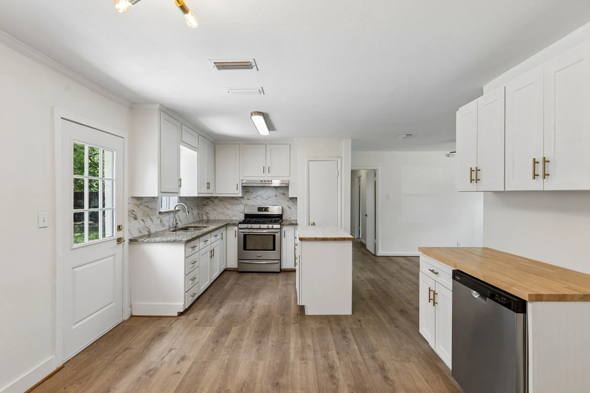 Single Family Residence For Sale in Dallas County , 747 High School Drive, Seagoville, Texas 75159, 3 Bedroom, 2 Bathroom, 1 Garage spaces, 1,092 Sqft, built in 1972, mls#21357351, Real Estate Agent in Seagoville, Homes For Sale in Dallas county, Homes For Sale in Seagoville, Realtor in Seagoville Texas, Real Estate Brokerage Independent Realty Texas, Luminita Cordes Realtor
