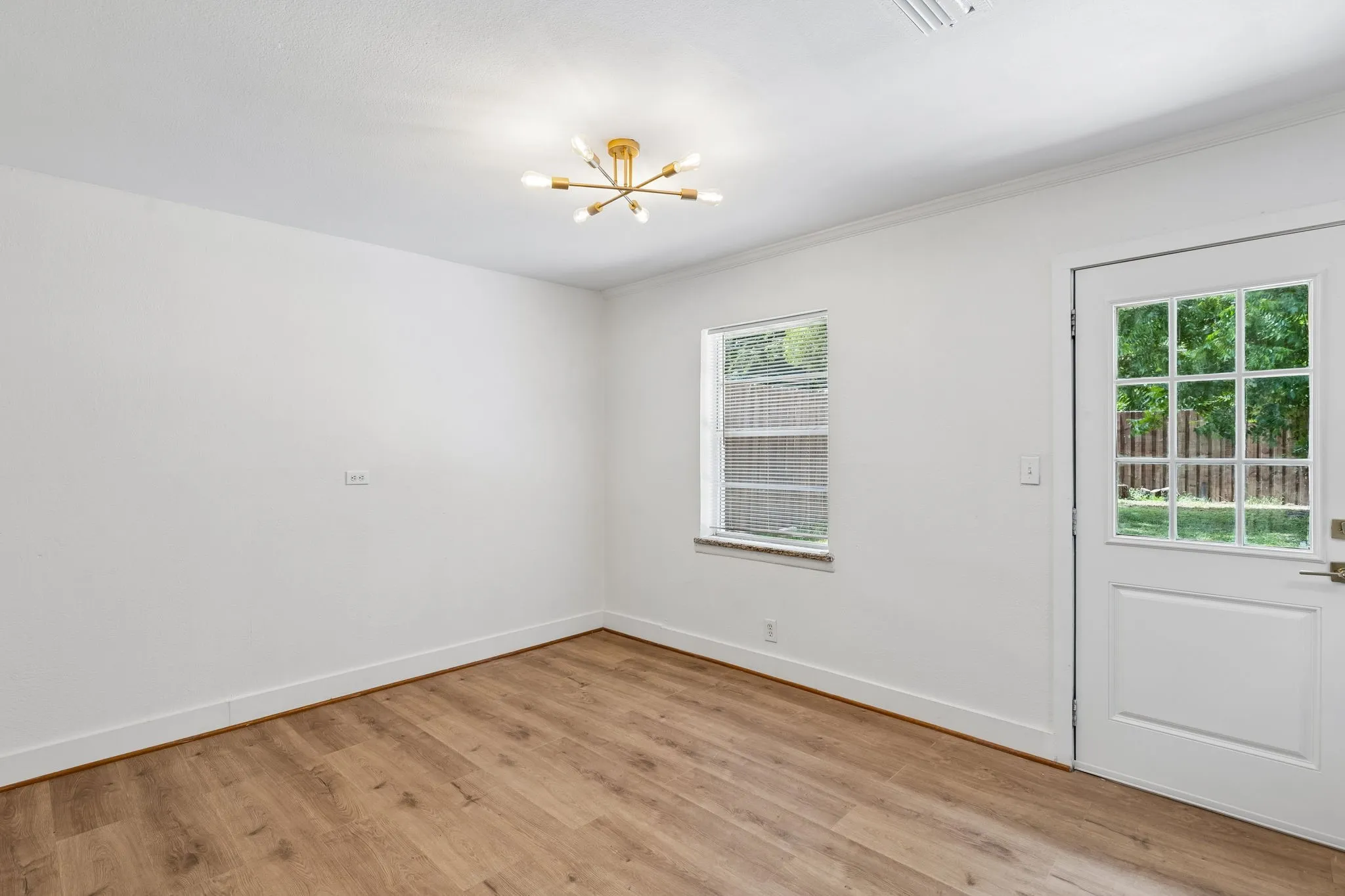 Single Family Residence For Sale in Dallas County , 747 High School Drive, Seagoville, Texas 75159, 3 Bedroom, 2 Bathroom, 1 Garage spaces, 1,092 Sqft, built in 1972, mls#21357351, Real Estate Agent in Seagoville, Homes For Sale in Dallas county, Homes For Sale in Seagoville, Realtor in Seagoville Texas, Real Estate Brokerage Independent Realty Texas, Luminita Cordes Realtor