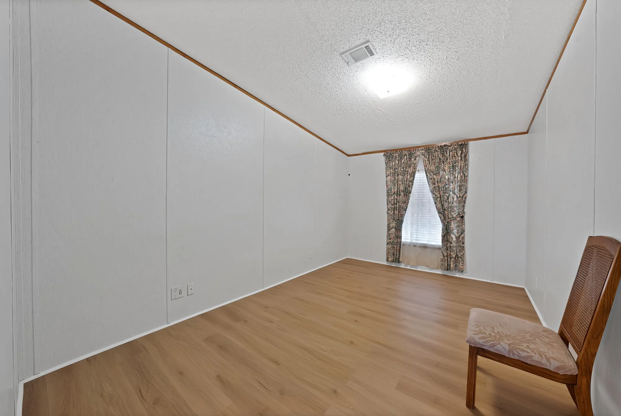 Mobile Home For Sale in Tarrant County , 212 Ponderosa Lane, Burleson, Texas 76028, 4 Bedroom, 3 Bathroom, Garage spaces, 2,304 Sqft, built in 2000, mls#21355883, Real Estate Agent in Burleson, Homes For Sale in Tarrant county, Homes For Sale in Burleson, Realtor in Burleson Texas, Real Estate Brokerage Independent Realty Texas, Luminita Cordes Realtor