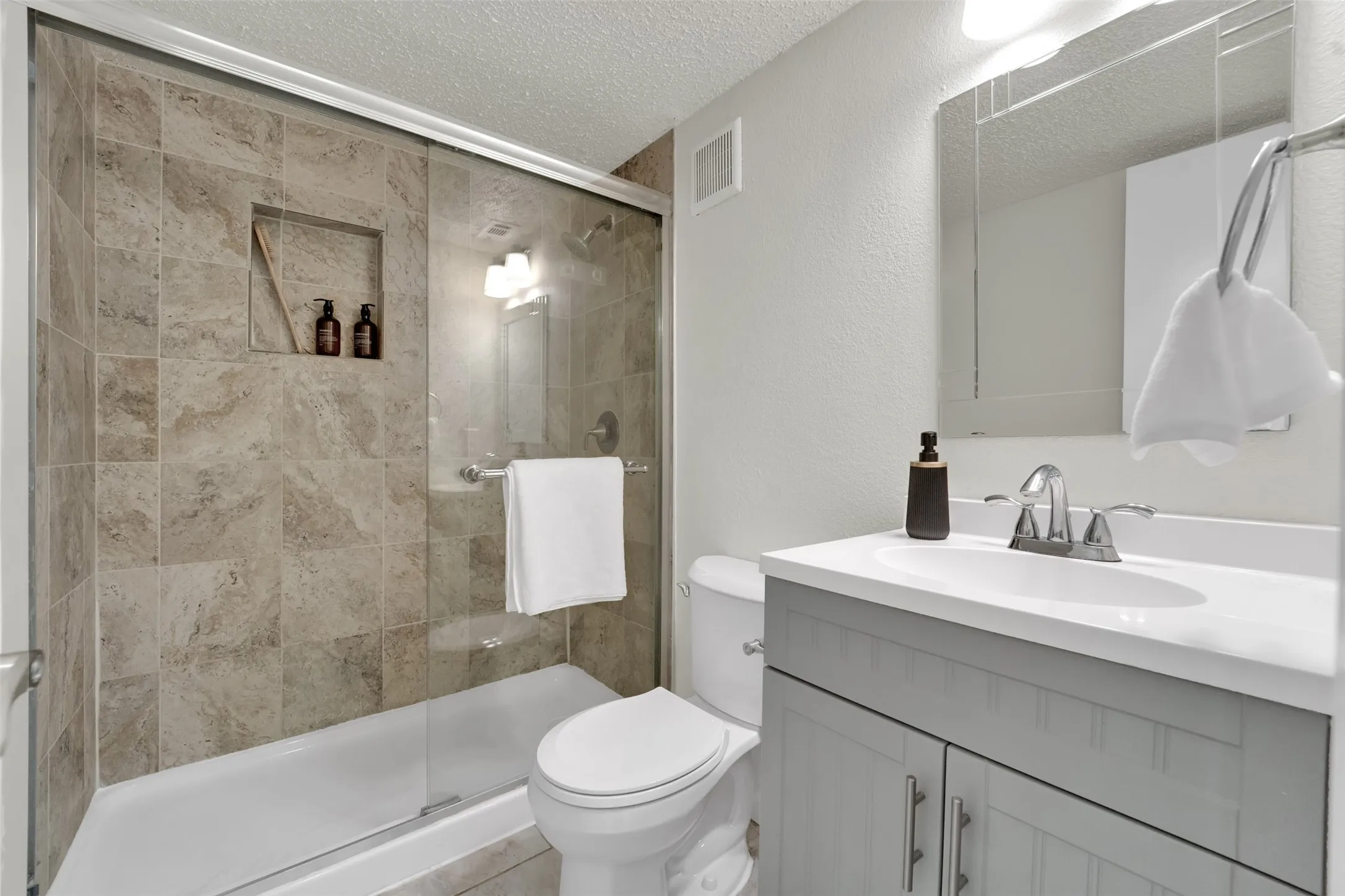 Single Family Residence For Sale in Dallas County , 5517 Wyrick Lane, Garland, Texas 75044, 3 Bedroom, 2 Bathroom, 2 Garage spaces, 1,671 Sqft, built in 1981, mls#21349711, Real Estate Agent in Garland, Homes For Sale in Dallas county, Homes For Sale in Garland, Realtor in Garland Texas, Real Estate Brokerage Independent Realty Texas, Luminita Cordes Realtor