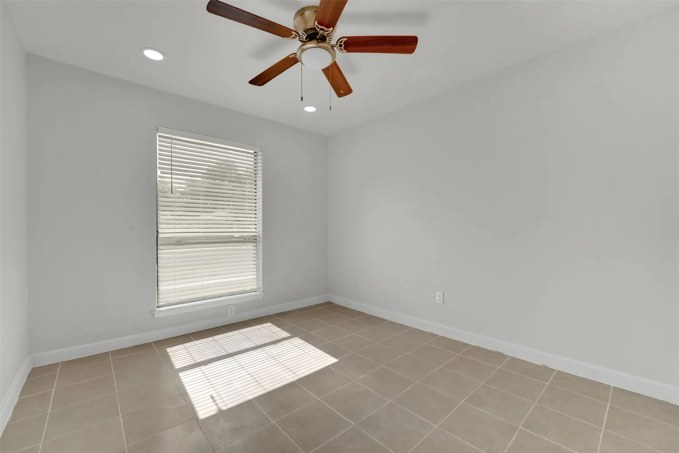 Single Family Residence For Sale in Dallas County , 5517 Wyrick Lane, Garland, Texas 75044, 3 Bedroom, 2 Bathroom, 2 Garage spaces, 1,671 Sqft, built in 1981, mls#21349711, Real Estate Agent in Garland, Homes For Sale in Dallas county, Homes For Sale in Garland, Realtor in Garland Texas, Real Estate Brokerage Independent Realty Texas, Luminita Cordes Realtor