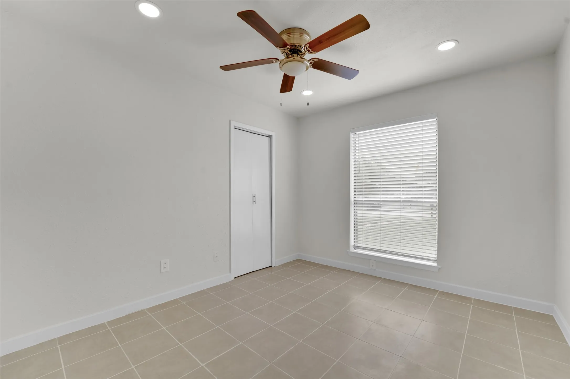 Single Family Residence For Sale in Dallas County , 5517 Wyrick Lane, Garland, Texas 75044, 3 Bedroom, 2 Bathroom, 2 Garage spaces, 1,671 Sqft, built in 1981, mls#21349711, Real Estate Agent in Garland, Homes For Sale in Dallas county, Homes For Sale in Garland, Realtor in Garland Texas, Real Estate Brokerage Independent Realty Texas, Luminita Cordes Realtor