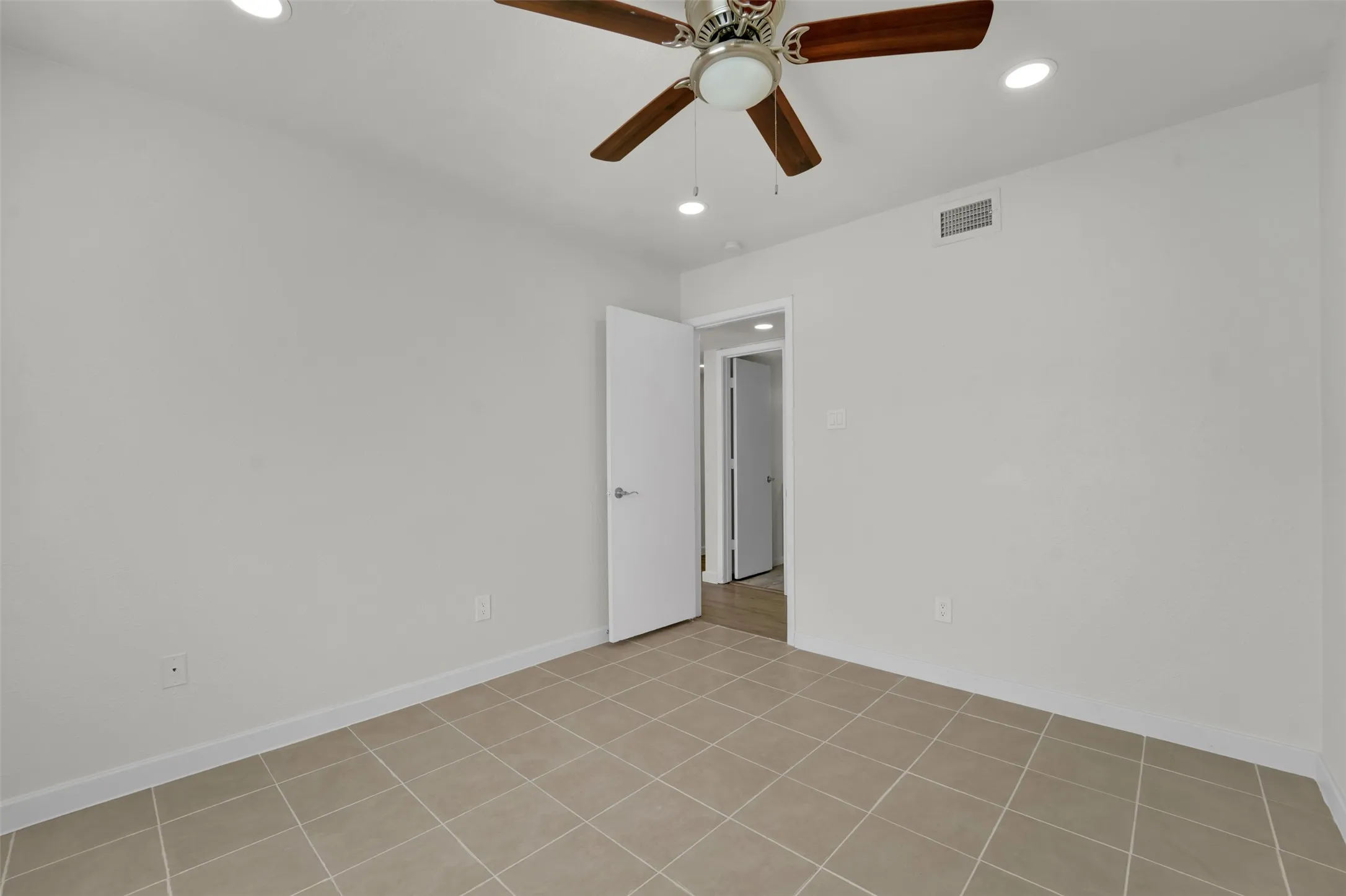 Single Family Residence For Sale in Dallas County , 5517 Wyrick Lane, Garland, Texas 75044, 3 Bedroom, 2 Bathroom, 2 Garage spaces, 1,671 Sqft, built in 1981, mls#21349711, Real Estate Agent in Garland, Homes For Sale in Dallas county, Homes For Sale in Garland, Realtor in Garland Texas, Real Estate Brokerage Independent Realty Texas, Luminita Cordes Realtor