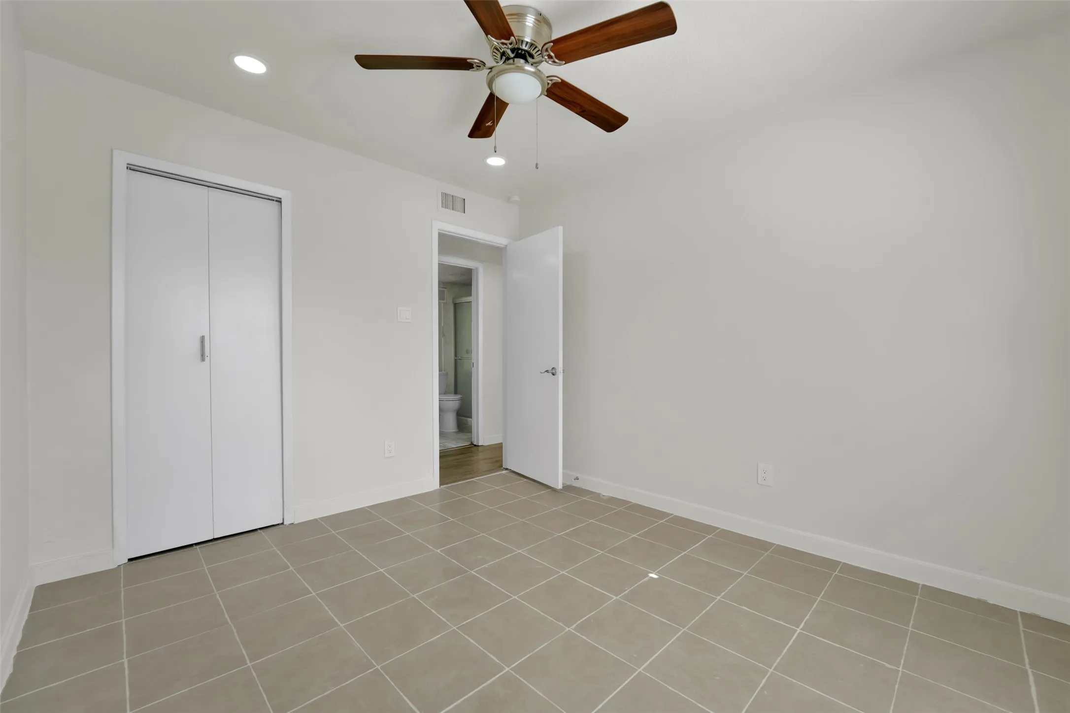 Single Family Residence For Sale in Dallas County , 5517 Wyrick Lane, Garland, Texas 75044, 3 Bedroom, 2 Bathroom, 2 Garage spaces, 1,671 Sqft, built in 1981, mls#21349711, Real Estate Agent in Garland, Homes For Sale in Dallas county, Homes For Sale in Garland, Realtor in Garland Texas, Real Estate Brokerage Independent Realty Texas, Luminita Cordes Realtor