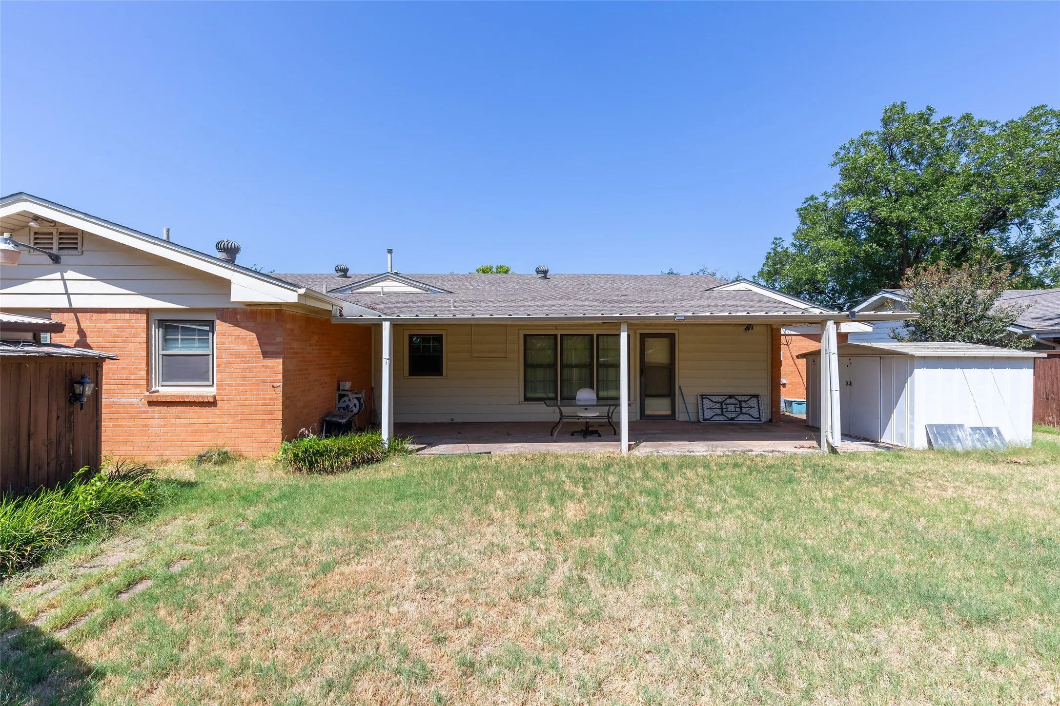 Single Family Residence For Sale in Taylor County , 2157 Ivanhoe Lane, Abilene, Texas 79605, 3 Bedroom, 2 Bathroom, 2 Garage spaces, 1,825 Sqft, built in 1957, mls#21357163, Real Estate Agent in Abilene, Homes For Sale in Taylor county, Homes For Sale in Abilene, Realtor in Abilene Texas, Real Estate Brokerage Independent Realty Texas, Luminita Cordes Realtor