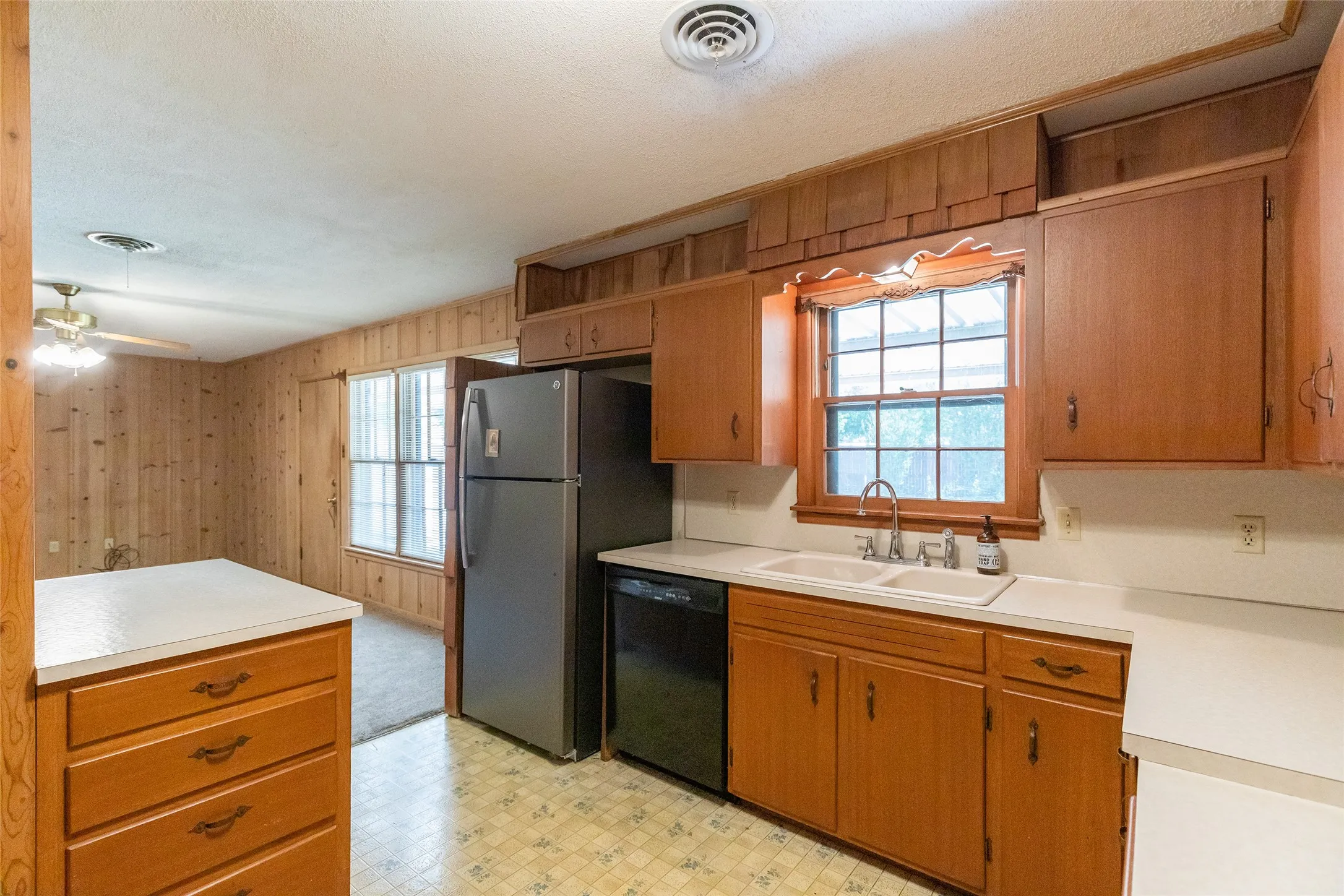 Single Family Residence For Sale in Taylor County , 2157 Ivanhoe Lane, Abilene, Texas 79605, 3 Bedroom, 2 Bathroom, 2 Garage spaces, 1,825 Sqft, built in 1957, mls#21357163, Real Estate Agent in Abilene, Homes For Sale in Taylor county, Homes For Sale in Abilene, Realtor in Abilene Texas, Real Estate Brokerage Independent Realty Texas, Luminita Cordes Realtor