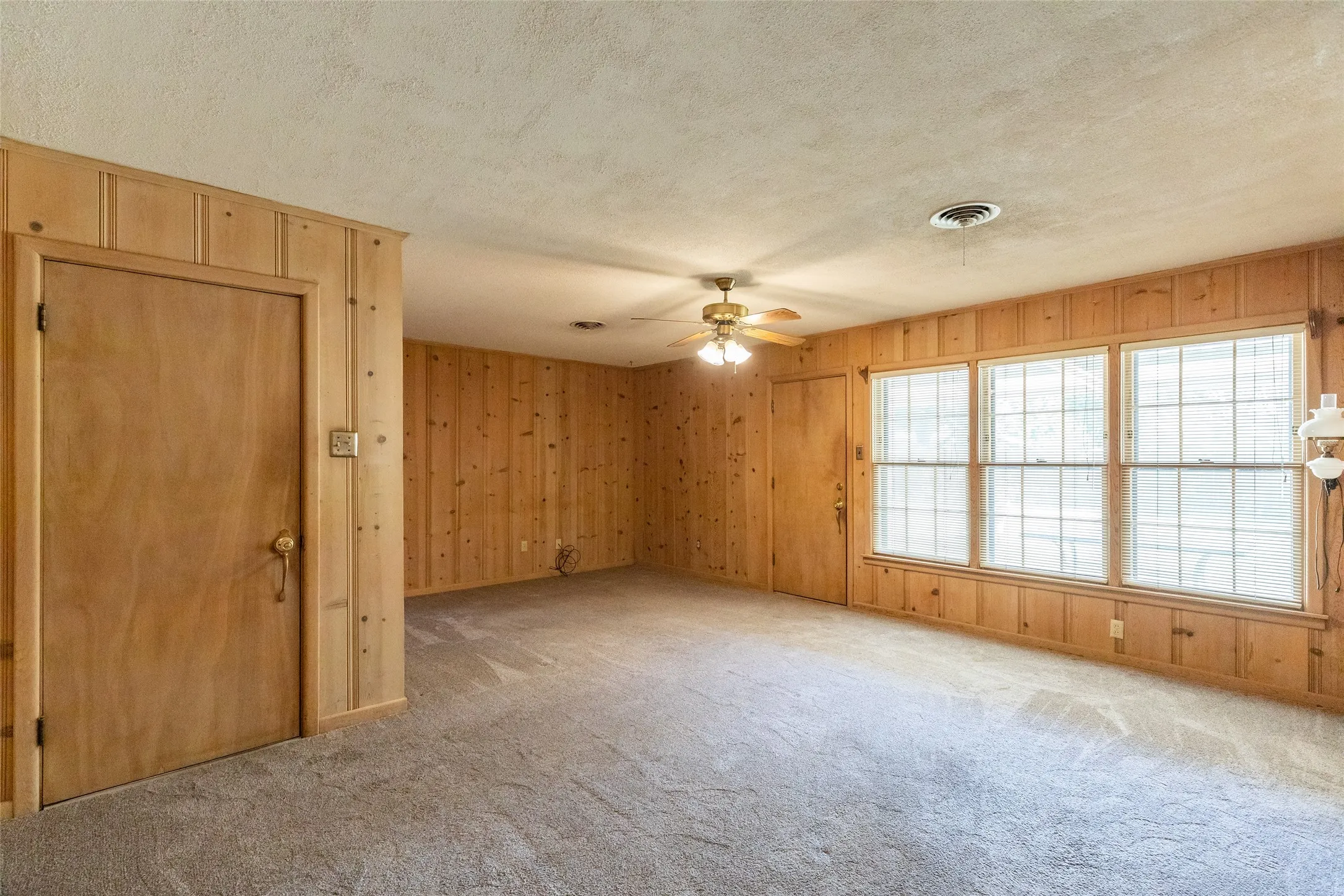 Single Family Residence For Sale in Taylor County , 2157 Ivanhoe Lane, Abilene, Texas 79605, 3 Bedroom, 2 Bathroom, 2 Garage spaces, 1,825 Sqft, built in 1957, mls#21357163, Real Estate Agent in Abilene, Homes For Sale in Taylor county, Homes For Sale in Abilene, Realtor in Abilene Texas, Real Estate Brokerage Independent Realty Texas, Luminita Cordes Realtor