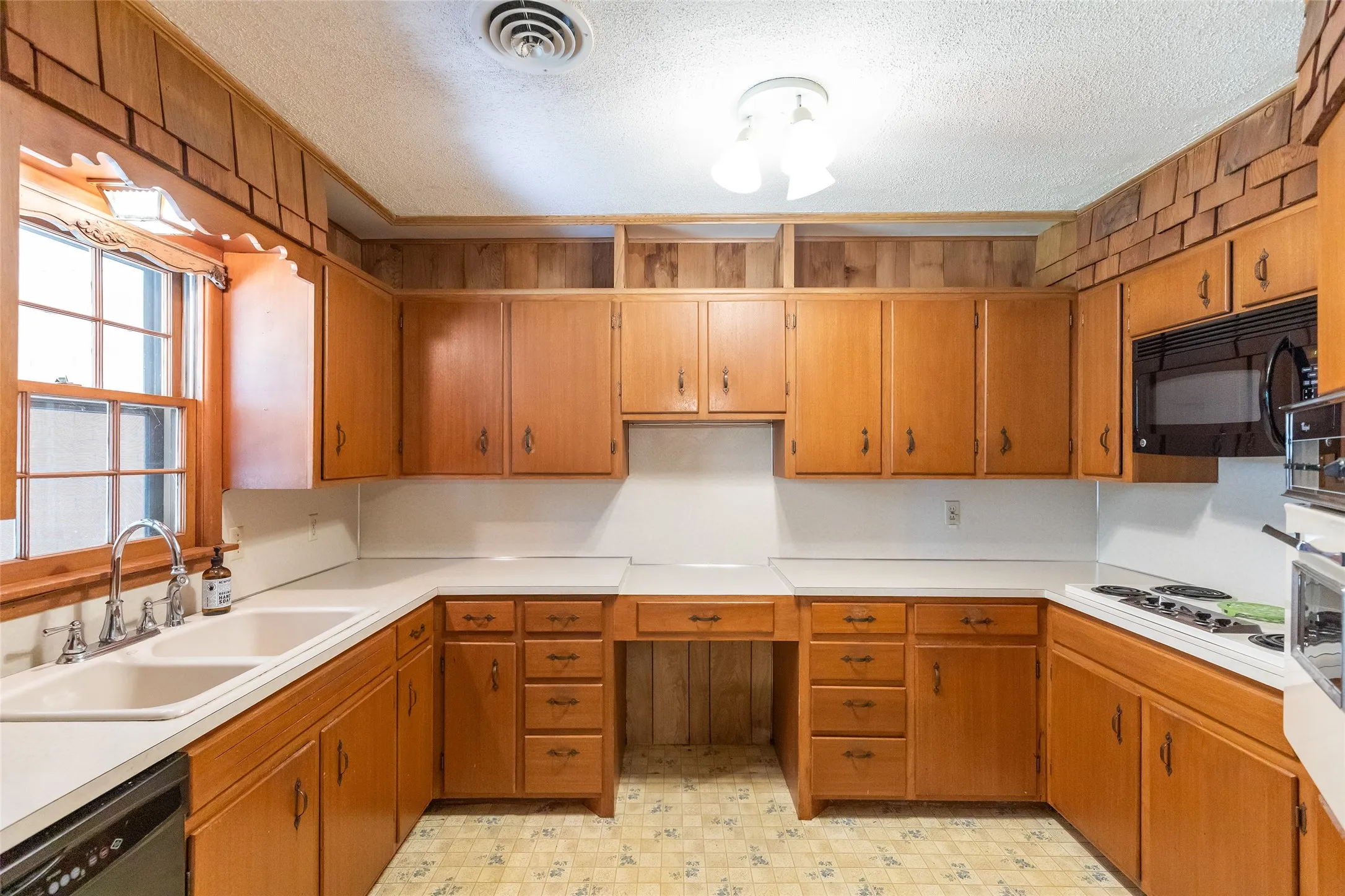 Single Family Residence For Sale in Taylor County , 2157 Ivanhoe Lane, Abilene, Texas 79605, 3 Bedroom, 2 Bathroom, 2 Garage spaces, 1,825 Sqft, built in 1957, mls#21357163, Real Estate Agent in Abilene, Homes For Sale in Taylor county, Homes For Sale in Abilene, Realtor in Abilene Texas, Real Estate Brokerage Independent Realty Texas, Luminita Cordes Realtor