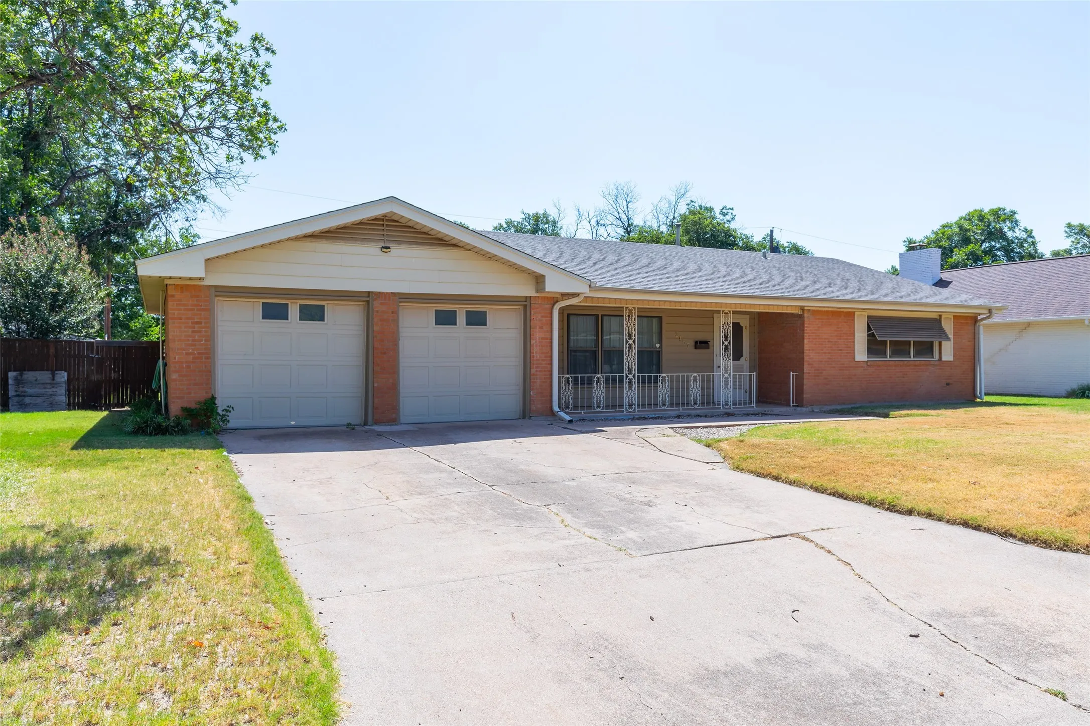 Single Family Residence For Sale in Taylor County , 2157 Ivanhoe Lane, Abilene, Texas 79605, 3 Bedroom, 2 Bathroom, 2 Garage spaces, 1,825 Sqft, built in 1957, mls#21357163, Real Estate Agent in Abilene, Homes For Sale in Taylor county, Homes For Sale in Abilene, Realtor in Abilene Texas, Real Estate Brokerage Independent Realty Texas, Luminita Cordes Realtor