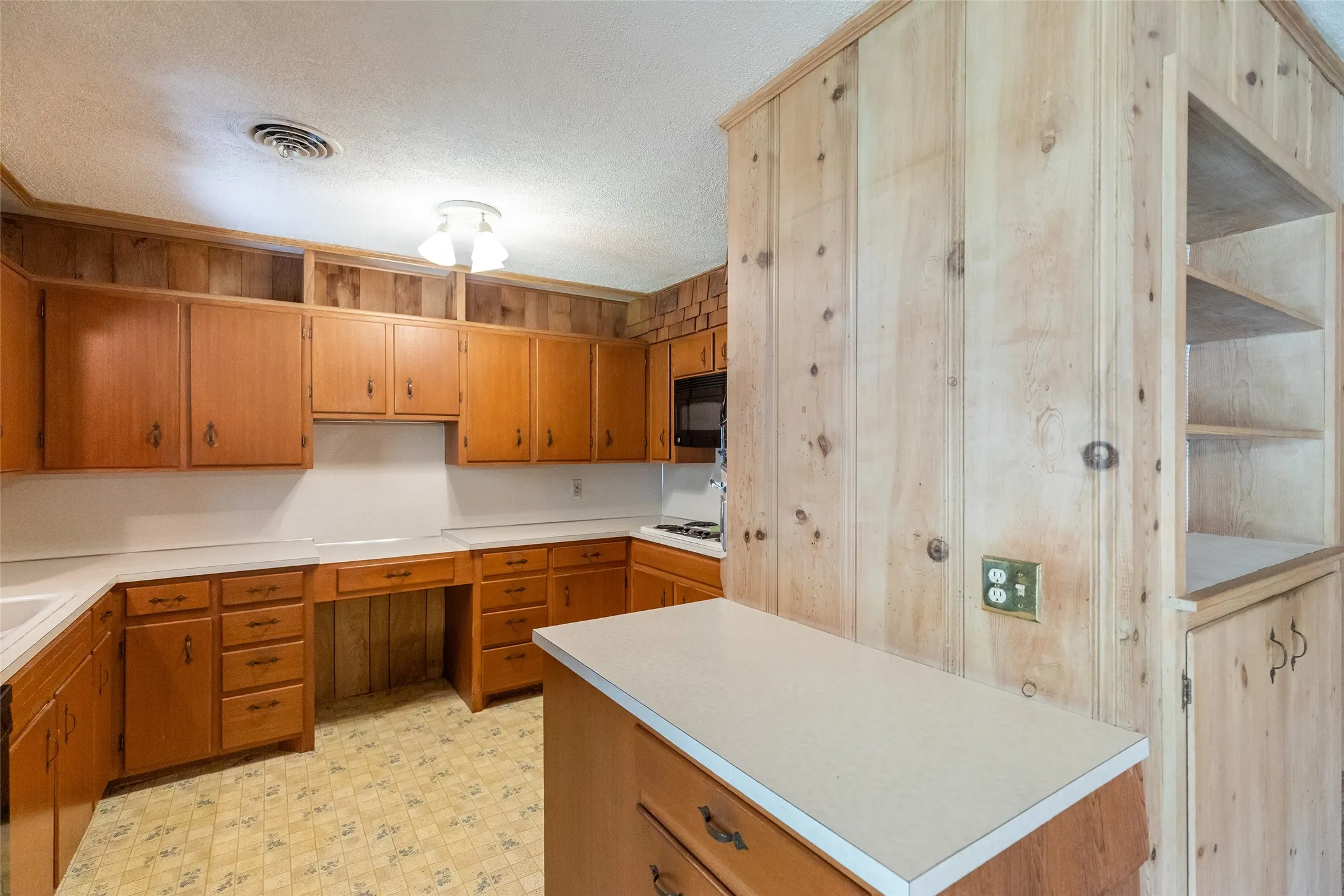 Single Family Residence For Sale in Taylor County , 2157 Ivanhoe Lane, Abilene, Texas 79605, 3 Bedroom, 2 Bathroom, 2 Garage spaces, 1,825 Sqft, built in 1957, mls#21357163, Real Estate Agent in Abilene, Homes For Sale in Taylor county, Homes For Sale in Abilene, Realtor in Abilene Texas, Real Estate Brokerage Independent Realty Texas, Luminita Cordes Realtor