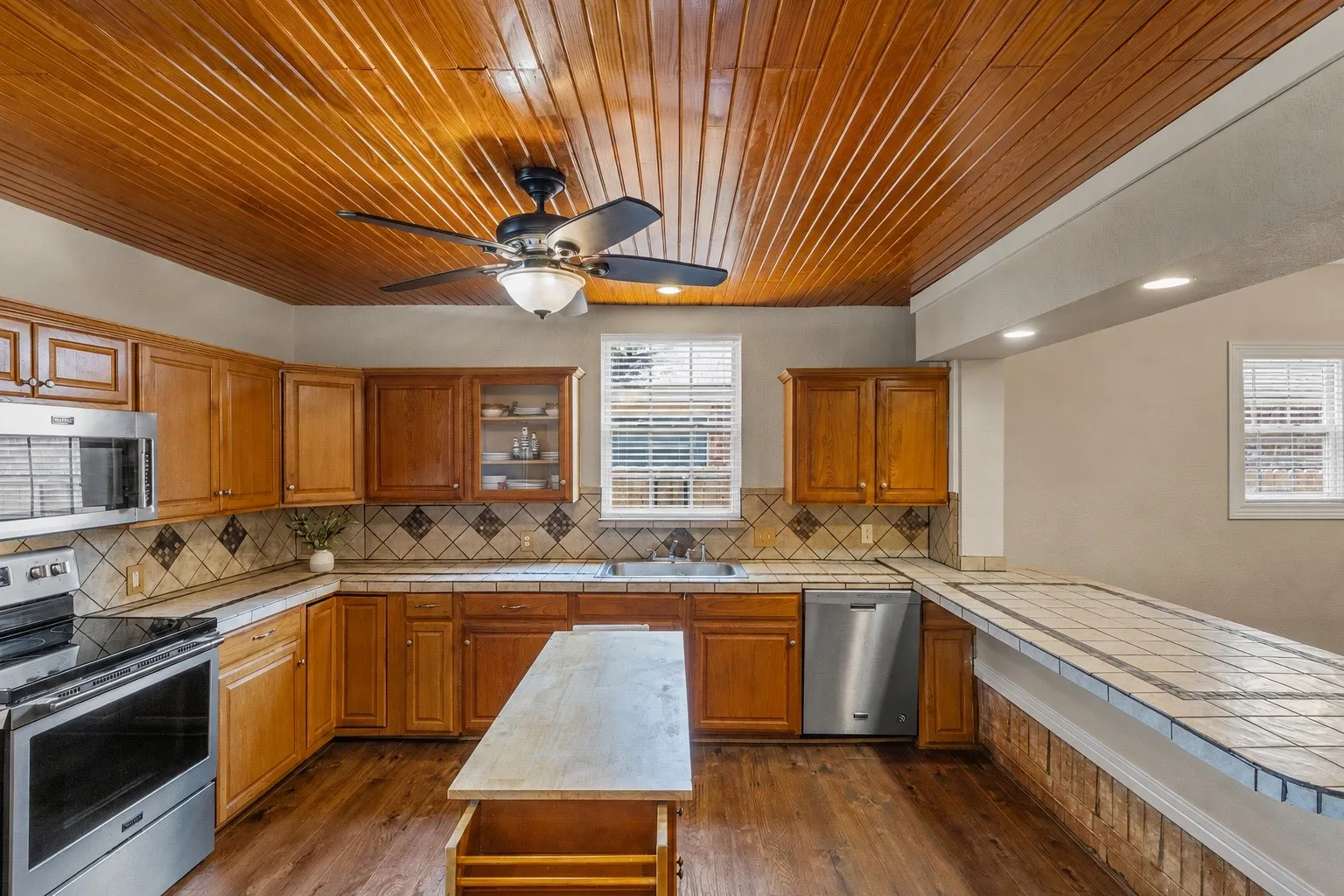 Single Family Residence For Sale in Tarrant County , 9224 Nathan Drive, White Settlement, Texas 76108, 4 Bedroom, 3 Bathroom, 2 Garage spaces, 2,308 Sqft, built in 2004, mls#21349076, Real Estate Agent in White Settlement, Homes For Sale in Tarrant county, Homes For Sale in White Settlement, Realtor in White Settlement Texas, Real Estate Brokerage Independent Realty Texas, Luminita Cordes Realtor
