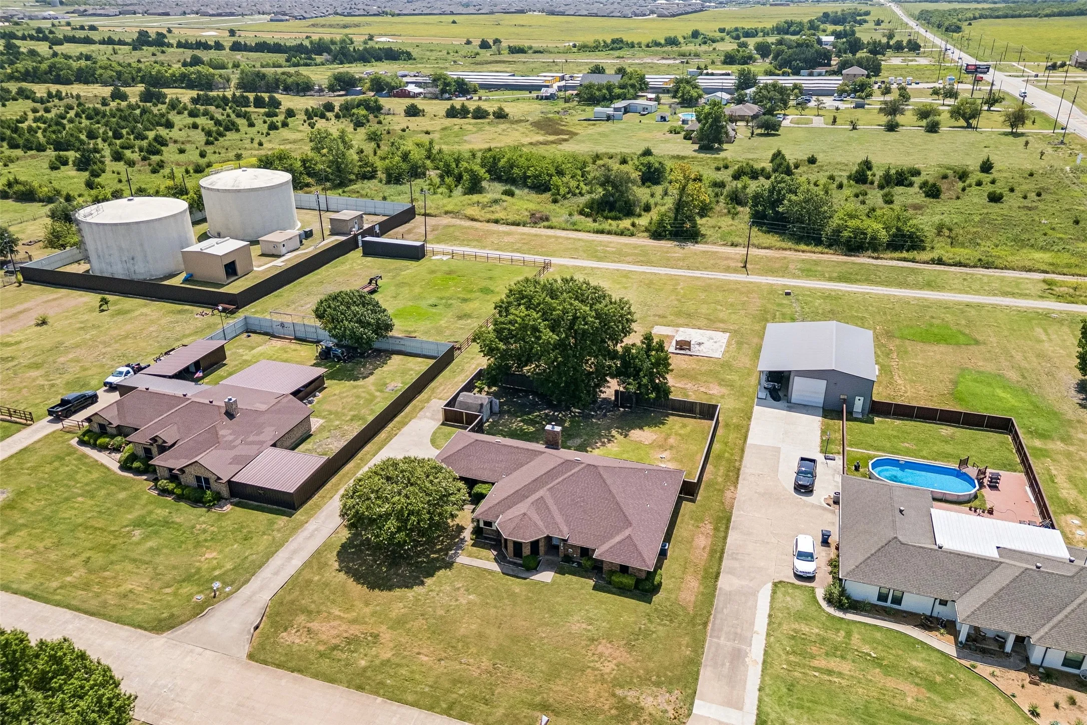 Single Family Residence For Sale in Kaufman County , 11654 Nicole Lane, Forney, Texas 75126, 4 Bedroom, 2 Bathroom, Garage spaces, 2,416 Sqft, built in 1989, mls#21357361, Real Estate Agent in Forney, Homes For Sale in Kaufman county, Homes For Sale in Forney, Realtor in Forney Texas, Real Estate Brokerage Independent Realty Texas, Luminita Cordes Realtor
