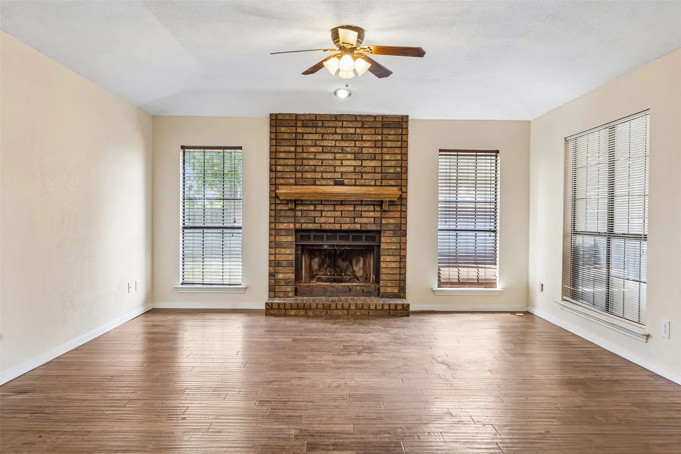Single Family Residence For Sale in Kaufman County , 11654 Nicole Lane, Forney, Texas 75126, 4 Bedroom, 2 Bathroom, Garage spaces, 2,416 Sqft, built in 1989, mls#21357361, Real Estate Agent in Forney, Homes For Sale in Kaufman county, Homes For Sale in Forney, Realtor in Forney Texas, Real Estate Brokerage Independent Realty Texas, Luminita Cordes Realtor