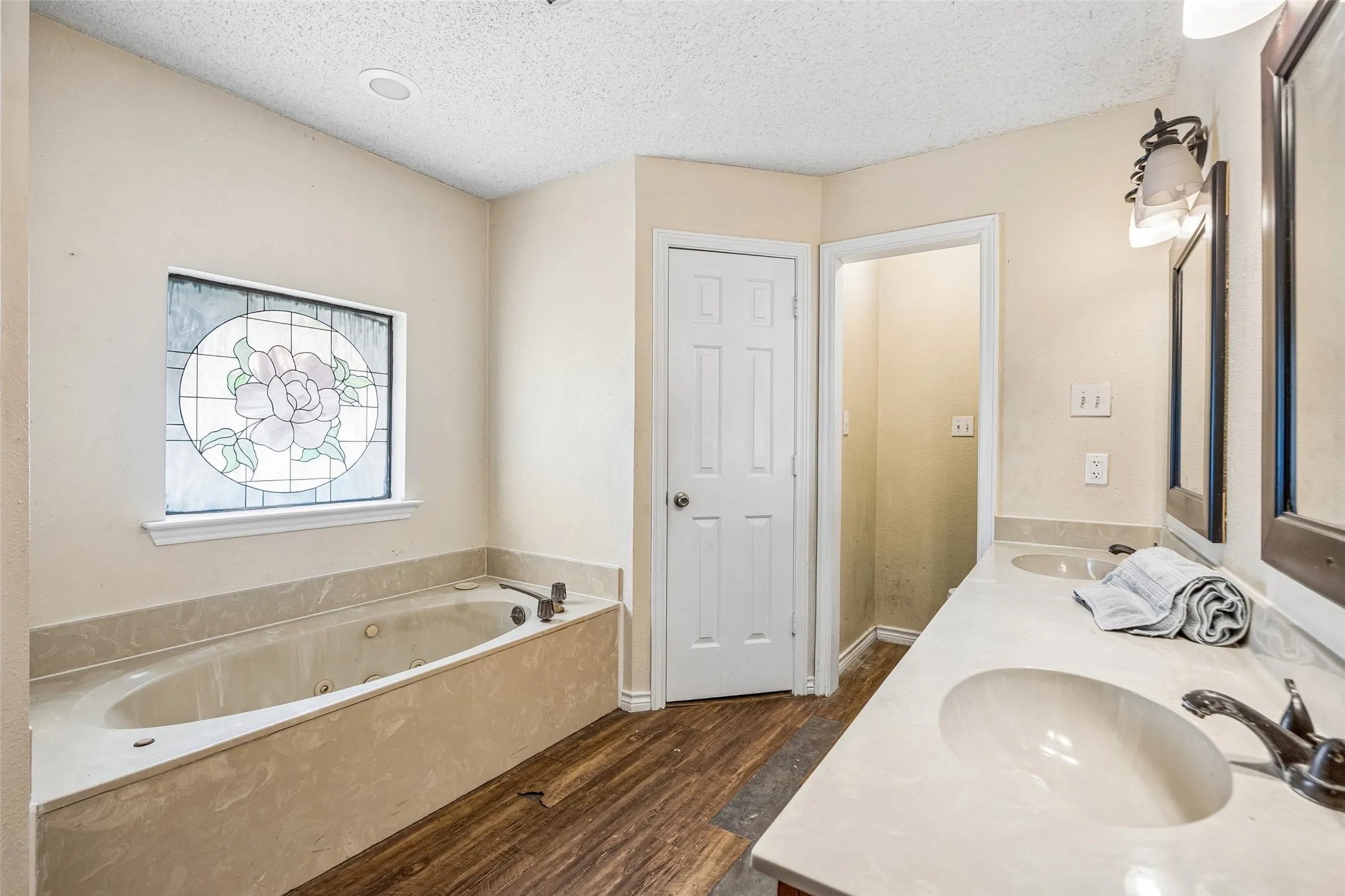 Single Family Residence For Sale in Kaufman County , 11654 Nicole Lane, Forney, Texas 75126, 4 Bedroom, 2 Bathroom, Garage spaces, 2,416 Sqft, built in 1989, mls#21357361, Real Estate Agent in Forney, Homes For Sale in Kaufman county, Homes For Sale in Forney, Realtor in Forney Texas, Real Estate Brokerage Independent Realty Texas, Luminita Cordes Realtor
