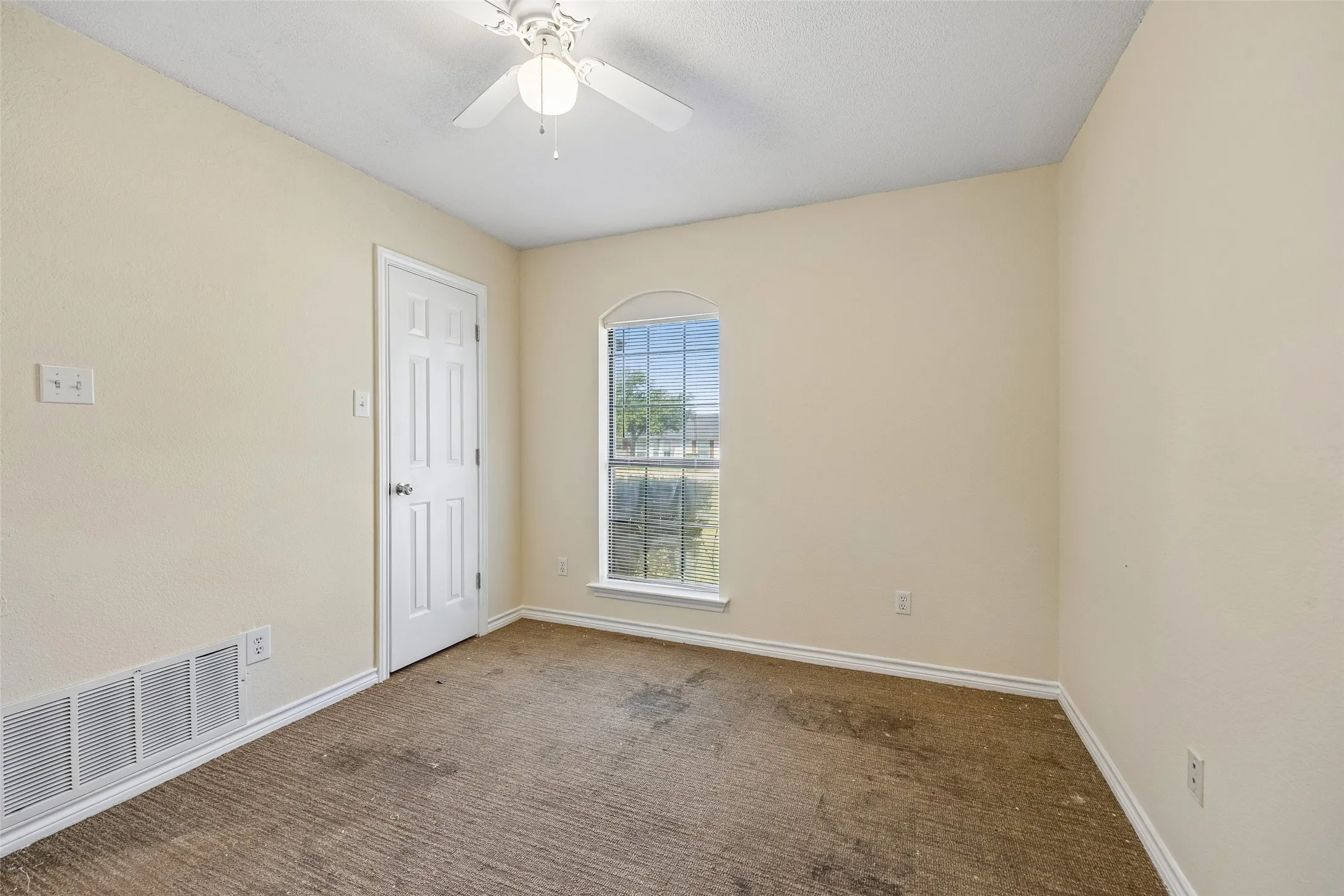 Single Family Residence For Sale in Kaufman County , 11654 Nicole Lane, Forney, Texas 75126, 4 Bedroom, 2 Bathroom, Garage spaces, 2,416 Sqft, built in 1989, mls#21357361, Real Estate Agent in Forney, Homes For Sale in Kaufman county, Homes For Sale in Forney, Realtor in Forney Texas, Real Estate Brokerage Independent Realty Texas, Luminita Cordes Realtor