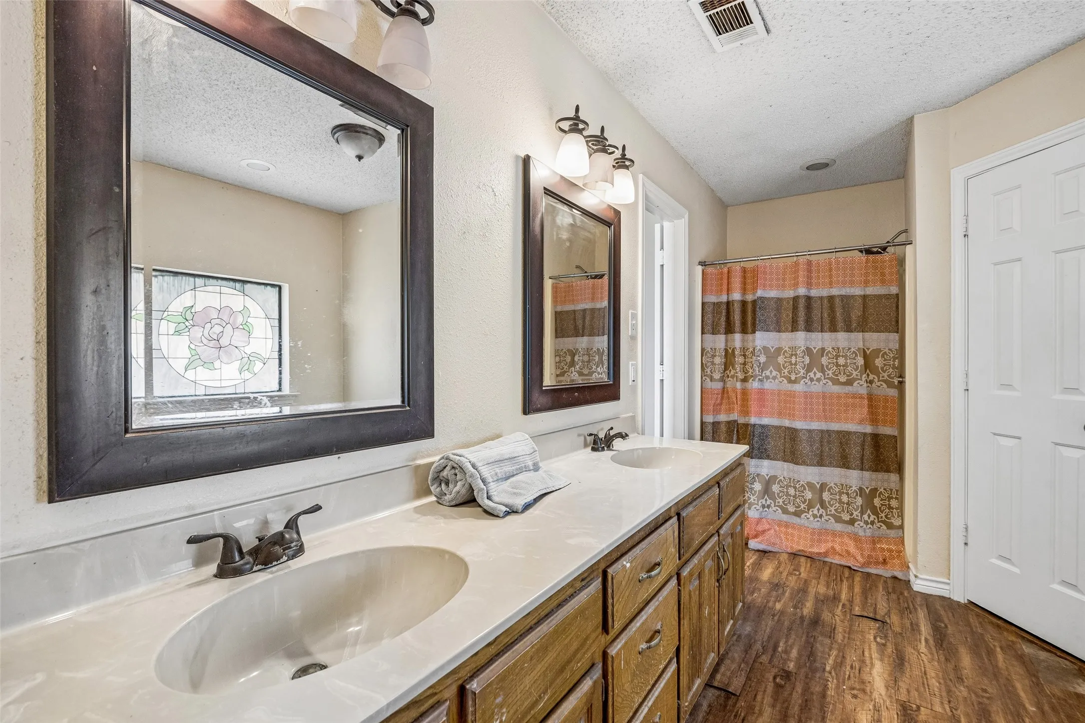 Single Family Residence For Sale in Kaufman County , 11654 Nicole Lane, Forney, Texas 75126, 4 Bedroom, 2 Bathroom, Garage spaces, 2,416 Sqft, built in 1989, mls#21357361, Real Estate Agent in Forney, Homes For Sale in Kaufman county, Homes For Sale in Forney, Realtor in Forney Texas, Real Estate Brokerage Independent Realty Texas, Luminita Cordes Realtor